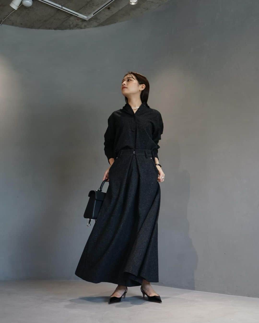 楫真梨子さんのインスタグラム写真 - (楫真梨子Instagram)「スカートはフロントの留め具とボックスタックが特徴です。サイドにマチを設けて分量を出し、綺麗なAラインに仕上げました☺️セットアップでの着用はもちろん、Tシャツやタートルネック合わせもおすすめです🧶」8月18日 15時22分 - kajimari1226