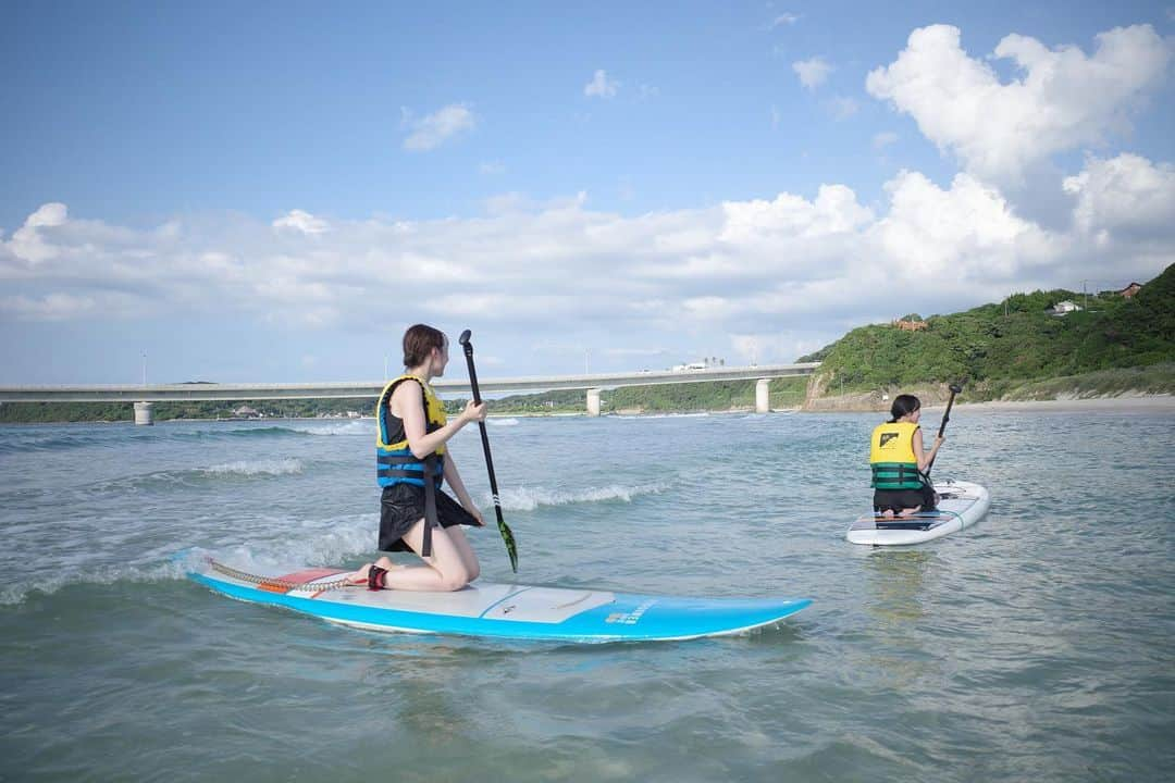 新郷桃子さんのインスタグラム写真 - (新郷桃子Instagram)「××× . sup☞海でテントサウナ☞海にダイブ☞夕陽を眺めに散歩☞夜も飽きずにサウナと極上BBQ。  今までやってきた中で史上最高に 美味しくて幸せなBBQ!だった! なんてったって低温調理済み、プロが焼いてくれるんだから！ @kaikousha  お昼はコバルトブルーの海にゆらゆら揺られ、夜は氷でキンキンに冷えた水風呂と感動するお肉の数々。  私の体験したもの 🔍アソビュー"動くなら下関"  で検索してね #アソビュー #川サウナ#囲炉裏 #サウナ #サウナ飯#山口 #角島」8月18日 15時24分 - rinnnnn01