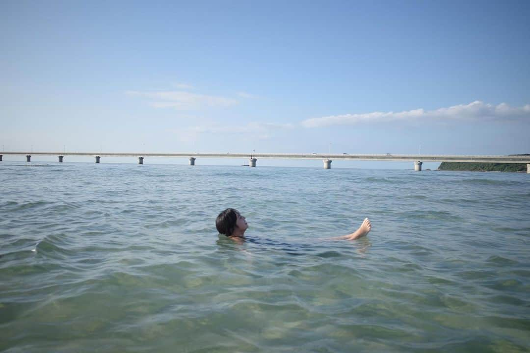 新郷桃子さんのインスタグラム写真 - (新郷桃子Instagram)「××× . sup☞海でテントサウナ☞海にダイブ☞夕陽を眺めに散歩☞夜も飽きずにサウナと極上BBQ。  今までやってきた中で史上最高に 美味しくて幸せなBBQ!だった! なんてったって低温調理済み、プロが焼いてくれるんだから！ @kaikousha  お昼はコバルトブルーの海にゆらゆら揺られ、夜は氷でキンキンに冷えた水風呂と感動するお肉の数々。  私の体験したもの 🔍アソビュー"動くなら下関"  で検索してね #アソビュー #川サウナ#囲炉裏 #サウナ #サウナ飯#山口 #角島」8月18日 15時24分 - rinnnnn01