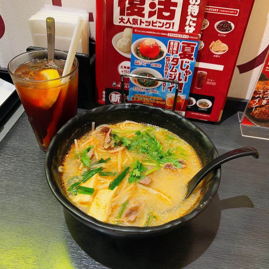 のインスタグラム：「初めてのシビレ😳 #タムジャイサムゴー新宿  通りかかって気になって入ってみた。 激辛は苦手なんだけど、辛いのは嫌いじゃない私。 そこまで辛くして無いのに、シビレる何⁉️めちゃ不思議なんだけどー💦まるで麻酔？合法麻薬？ これはクセになるかも😋 #香港レモンティー　も甘くてサッパリ美味しい❣️」