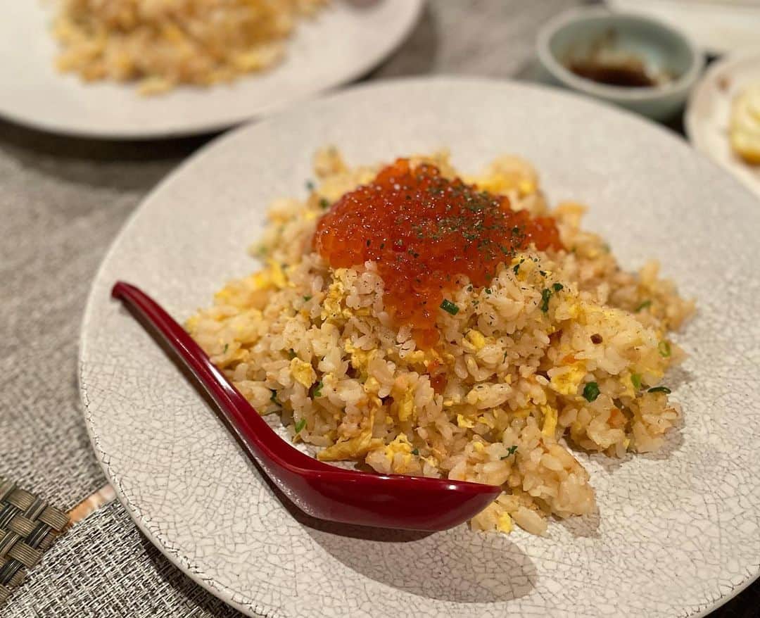 堀内大輝のインスタグラム：「.  「札幌来たんなら○○食べて帰ればいいべさ」  どこかの番組で聞くようなフレーズだけど、 迷わず○○の中に入れたいチャーハン。  新たな北海道名物にしたいくらい。  安易にいくらを乗せました🙆‍♂️ っていうんじゃなくて ちゃんとまとまりがあって 一つの炒飯として見事なまとまり。  絶妙な塩加減にちょうどいいしっとりさ。  観光客にももちろん食べてほしいけど、 日常使いで食べたいいくら料理No. 1。  ただメニュー名はわかりません。 いつも行く居酒屋の裏メニュー。  そもそもメニューに炒飯がないのだから 私も何て頼めばこれが出てくるのかわからないし、 いつまた出会えるのかもわかりません。  会いたくてもなかなか会えない、 それくらいがちょうど良いのかもしれません。 困ったもんです。  #堀内炒飯道場 #チャーハン #炒飯  #北海道グルメ  #いくら #居酒屋 #すすきの居酒屋 #すすきの」