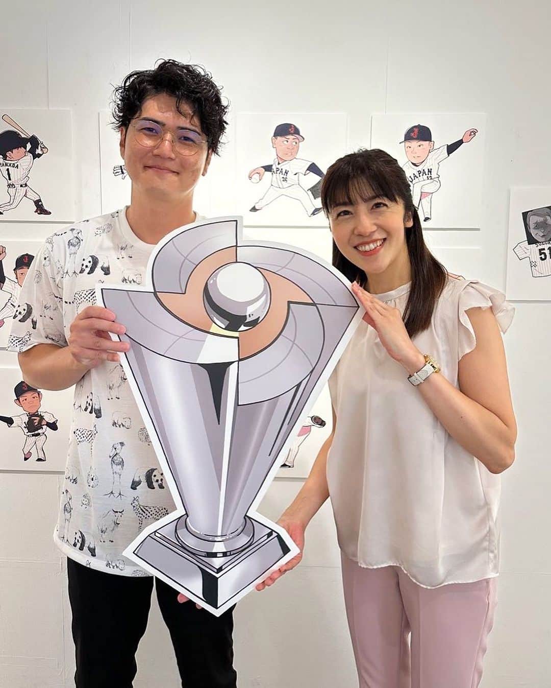 新保友映のインスタグラム：「hico @hico33hico さんの個展に行ってきましたー！もう全ての作品が素敵すぎて、今にもみんなが動き出しそうで、あの時の感動が蘇ってきて、涙が出そうになりました🥹✨ hicoさんの作品は、野球ファンの心がぐっと動くプレーの瞬間、選手の表情、頭の先から足先、指先までに宿るプレーにかける闘志などを確実に捉えて、そこにhicoさんの素敵な想い加えて描いて下さる…私はそんな気がしていて大好きです✨ もっと載せたい作品いっぱいですが、行かれる方のお楽しみに…🍀 外苑前からも表参道からもちょうど真ん中くらい！といっても、どちらの駅からも全然遠くないです😃 ぜひ皆さん行ってみてください😊 #hico個展」