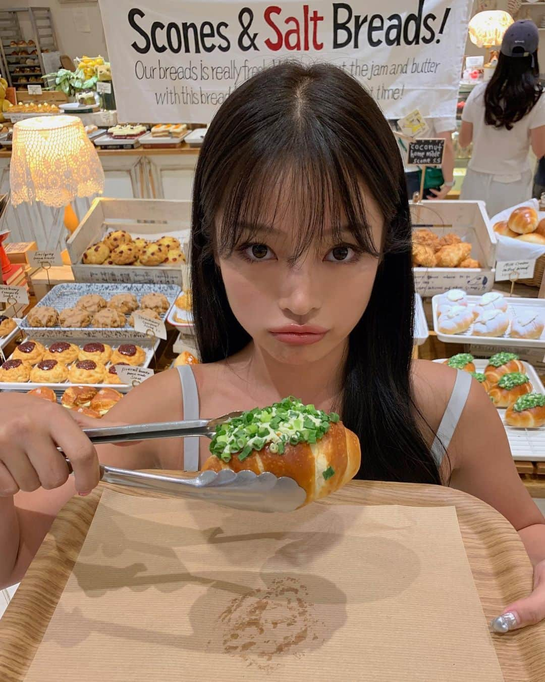 カン・ギョンミンさんのインスタグラム写真 - (カン・ギョンミンInstagram)「부산 출장와서 갑자기 레이어드 이벤트🥐  부산 센텀 신세계 근처이신 100명에게  B1f 레이어드 소금빵 1개씩 쏩니다!  60만원 결제하구 왔으니 제가 좋아하는 소금빵 드시구 가세요!  맨 뒤 사진을 직원에게 보여주세요🫶🏻  [ 부산 카페 레이어드만 사용 가능 ]   • 소금빵 종류 5개중 1명당 1개선택 가능. • 맨 뒤 쿠폰을 직원에게 보여주세요. • 드시게 된다면 태그해서 스토리 인증해주면 더 좋고..💗 • 100명 선착순 입니다!  • 소금빵 품절시 다른 종류로 대체될 수 있는점 양해 부탁드려요! • 양심껏 1명당 1번 사용 부탁드립니다.  < 광고아님 홍보아님 내돈내산 이벤트 > #카페레이어드 부산🥐🤎 이벤트 열 수 있게 해주셔서 감사합니다!」8月18日 15時30分 - kkmmmkk