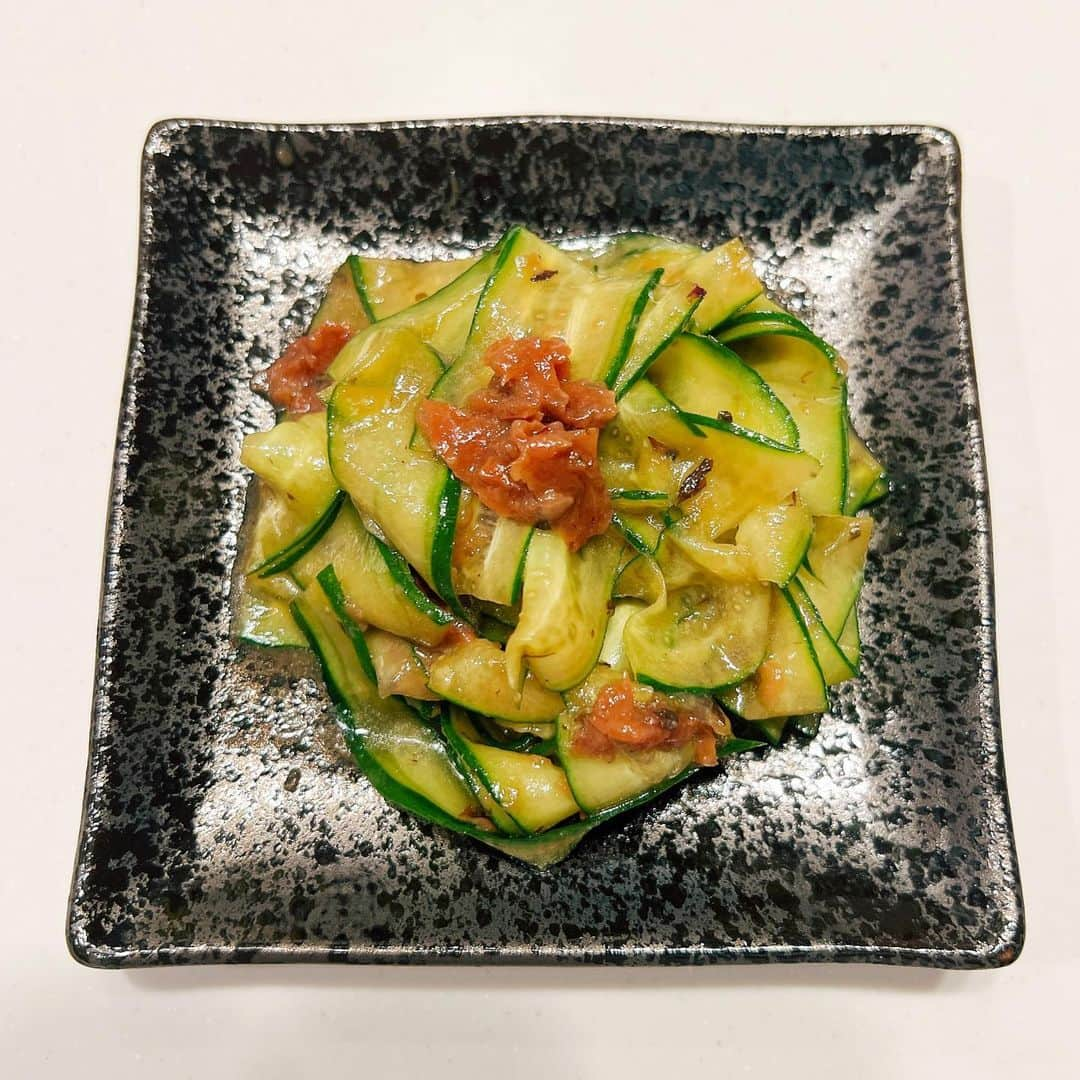 清原梨央さんのインスタグラム写真 - (清原梨央Instagram)「お料理記録。その4🍚  ・きゅうりの梅肉和え🥒 ・鶏むね肉の磯辺巻き🍘 ・…色々テキトーに煮たもの🥕 ・鶏肉と舞茸の和え物🍄 ・明太じゃがチーズもち🧀 ・肉巻き酢豚🍖 ・角煮炒飯と酢豚🥢 ・夏野菜ドライカレー🍛  どれが食べたい？🐵 夏バテ防止も兼ねて自炊頑張るぞう〜  #自炊 #今日のごはん  #料理記録」8月18日 15時31分 - ___rioky001114