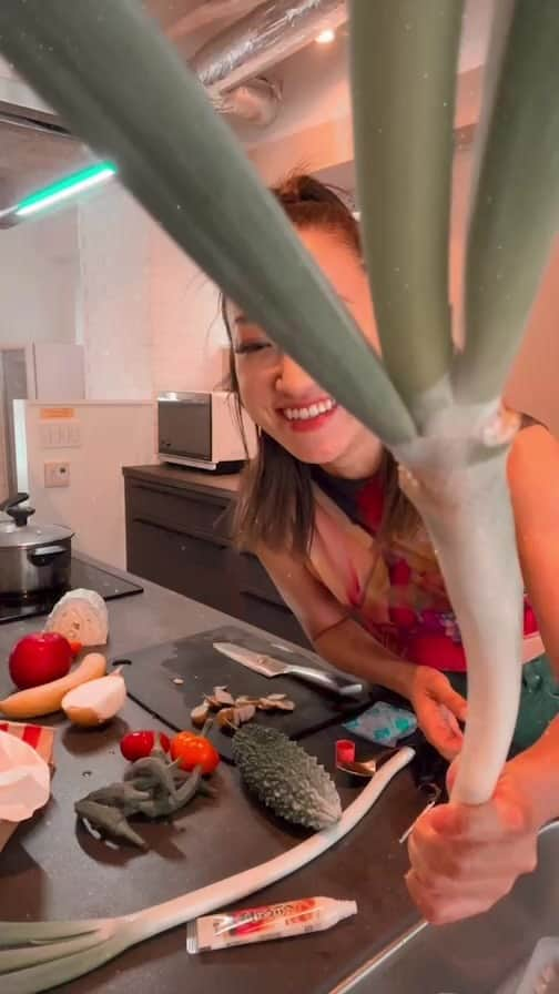 lecca_officialのインスタグラム：「チラカレcooking！  完成した料理に名前つけるならば  米抜きカオマンガイスープ生姜増し フライドチキンの野菜盛り盛りスープ  みんな、夏でも体あっためてや。」