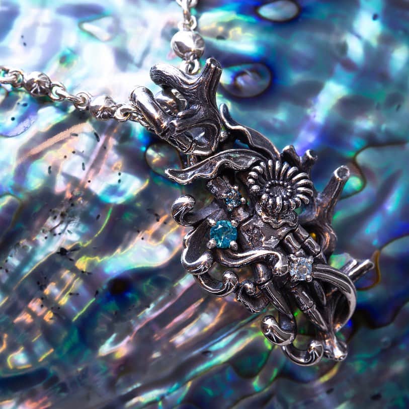 ブラッディマリーのインスタグラム：「2023 New Collection ー Absolute ー ⁡ ―CATASTRORHE－　Vol.【Keto】  ⁡ ＜心斎橋店・原宿店・EC限定＞ Pendant : Megaera w / Caribbean Paraiba Topaz / Sky Blue Topaz /London Blue Topaz ￥50,000+ tax ⁡  Necklace : Rain drop - 50cm ¥62,000+tax  ・ ・ ・ 【ストーリー】 地上には大きな津波、 彼らが住む海では海面が割れ、上空は稲妻が走る。  そんな絶望の中でも部族の主であるメガイラ達は仲間を引き連れ勇敢に水中を移動し、生き場所を求めた。  ・ 【STORY】 There is a big tsunami on the ground, the sea surface cracks in the sea where they live, and lightning runs in the sky.  Even in such despair, Megaiira, the lords of the tribe, bravely moved in the water with their friends and sought a place to live.  ・ 【故事】 雷聲大作，海嘯席捲大地，它們所居住的海洋，隨著雷聲巨響海面裂開。 在絕望之中，部族之主墨蓋拉，帶領一族勇敢地在海洋徘徊尋找得以生存下去的地方。  ーーーーーーーーーーーーーーーーーーー #bloodymaryjewelry #bloodymary #jewelry #silver #fashion #jewelryporn #jewelrydesign #jewelrygram #accessory #accessories #silverjewelry #ブラッディマリー #シルバーアクセサリー#fashionjewelry  #シルバー #アクセサリー#japanmade#血腥瑪麗#血腥瑪麗珠寶#血腥瑪麗銀飾#銀飾#天然石#飾品#珠寶#日本品牌」