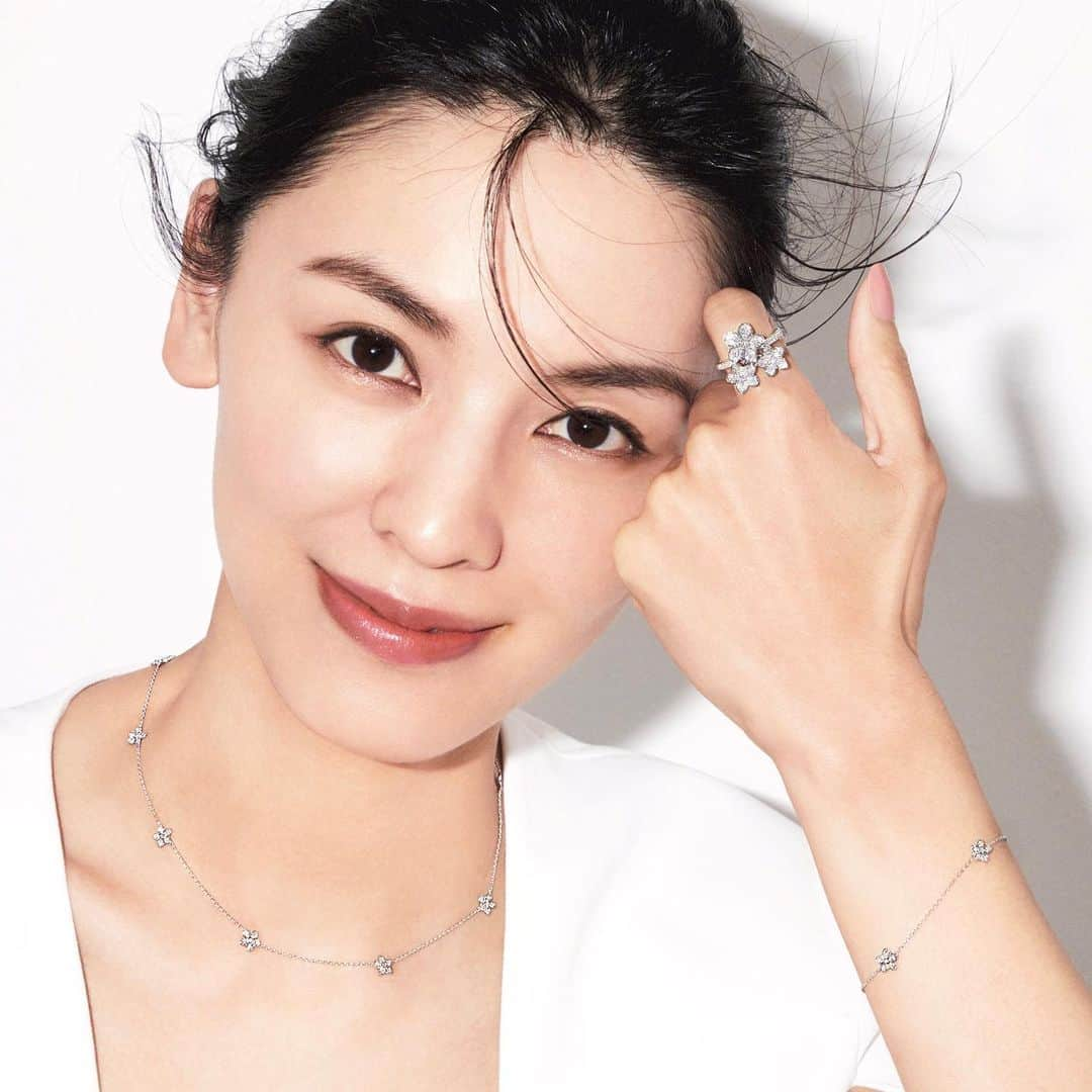 申真衣のインスタグラム：「Graffのダイヤモンド💎💎💎 キラキラに心奪われて妄想が止まらない🥺 VERY9月号のVERY&NaVYコラボ別冊にて、Graffの💎ラインナップ沢山ご紹介しているので、見てください…🥺🥺生きる力湧くはず VERY WEBでも✨   @graff  #グラフ #GraffDiamonds #VERY9月号別冊付録 #pr」