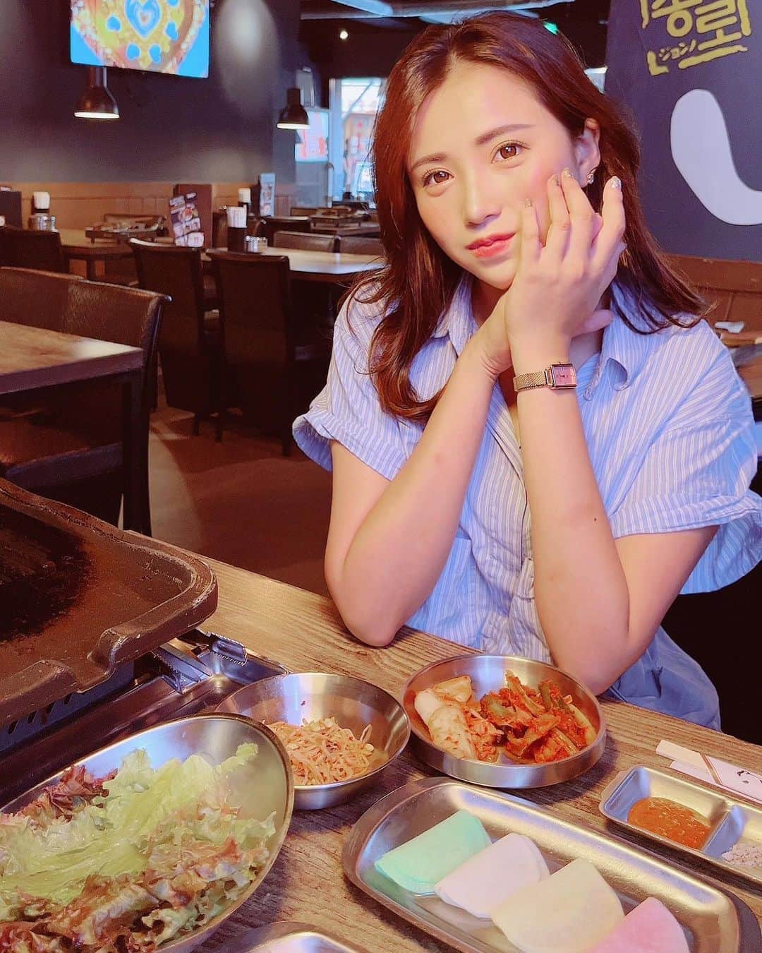 空陸海ゆきなのインスタグラム：「ここのサムギョプサルとチヂミ美味しい🥺❤️ この間かずきと行ってきた🫶 音楽と一緒に美味しい韓国料理が楽しめるよ🥰 私はさつまいもチヂミがあるのがとても気になっている。 また今度来た時頼もっと😌4種類の大根の酢漬けがサムギョプサルと合う合う🤤最近胃もたれやばいからサッパリ系あると食べやすくていい！ お店は新大久保のドンキの近くにあるよ✨✨  #イタロー #PR #さむぎょぷさる #サムギョプサル #韓国料理屋 #韓国グルメ #新大久保グルメ #ランチ巡り #新大久保ランチ」