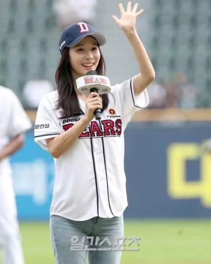 ハン・スヨンのインスタグラム：「제 78주년 #광복절 에 #두산베어스 🐻⚾️ 대 #KT위즈 홈경기에 초대해주셔서 너무 영광이었습니다. 🩷 #생애첫시구 #생애첫야구관람 #정철원선수 시구코치님👍  #응원와준조카아가들👶 #잠실야구장 #한수연」