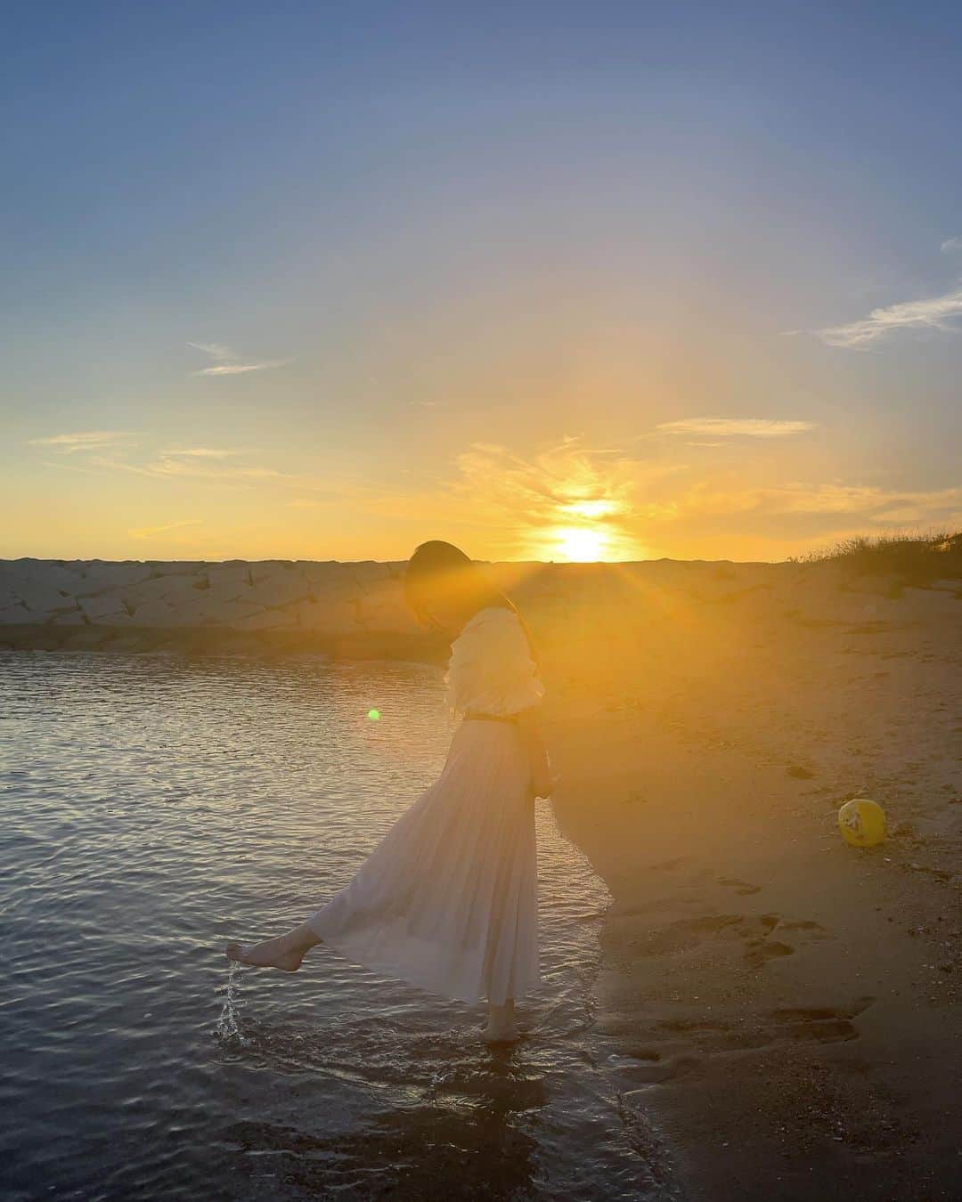 大曲李佳さんのインスタグラム写真 - (大曲李佳Instagram)「🎐🫧  少しだけ海に遊びに行った日🌬️ 夕日が綺麗だったな〜〜 空って一度も同じ日がないから見ていて楽しい🌥️✨  .」8月18日 15時39分 - omagari_