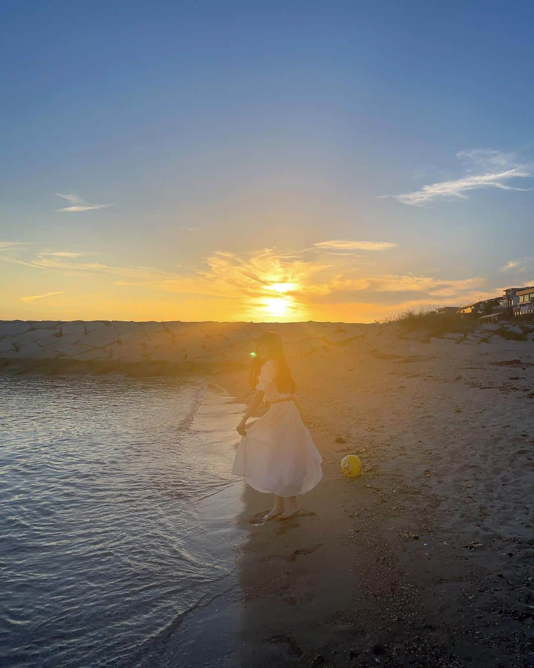 大曲李佳のインスタグラム：「🎐🫧  少しだけ海に遊びに行った日🌬️ 夕日が綺麗だったな〜〜 空って一度も同じ日がないから見ていて楽しい🌥️✨  .」