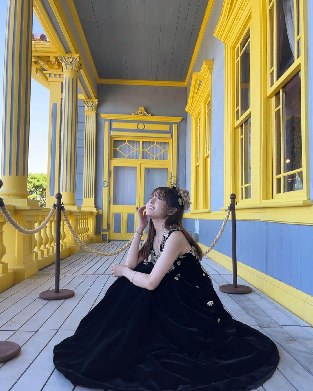 横島ふうかのインスタグラム：「旧函館公会堂にいってきました🏰  重要文化財にも指定されている 明治時代からの 歴史のある建物です！  青と黄色のレトロな建物は とても鮮やかで、まるで 海外旅行にきたかのようでした🧳🤍  ドレスをレンタルし、 明治時代にタイムスリップしたキモチで見学させていただきました😌  #函館観光 #函館  #函館旅行  #函館市  #旧函館区公会堂  #ハイカラ衣装館  #北海道旅行 #ドレス #重要文化財」