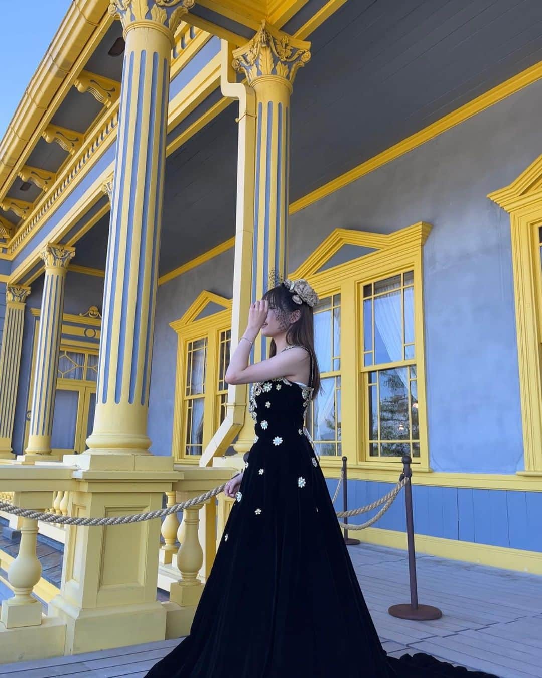 横島ふうかさんのインスタグラム写真 - (横島ふうかInstagram)「旧函館公会堂にいってきました🏰  重要文化財にも指定されている 明治時代からの 歴史のある建物です！  青と黄色のレトロな建物は とても鮮やかで、まるで 海外旅行にきたかのようでした🧳🤍  ドレスをレンタルし、 明治時代にタイムスリップしたキモチで見学させていただきました😌  #函館観光 #函館  #函館旅行  #函館市  #旧函館区公会堂  #ハイカラ衣装館  #北海道旅行 #ドレス #重要文化財」8月18日 15時42分 - fuka_yokoshima