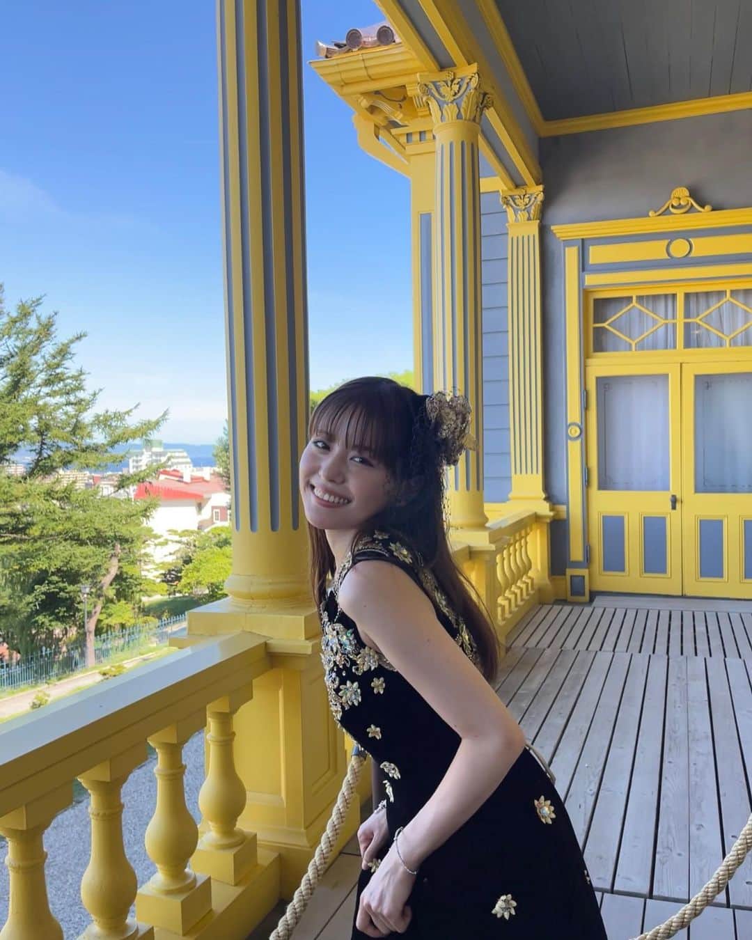 横島ふうかさんのインスタグラム写真 - (横島ふうかInstagram)「旧函館公会堂にいってきました🏰  重要文化財にも指定されている 明治時代からの 歴史のある建物です！  青と黄色のレトロな建物は とても鮮やかで、まるで 海外旅行にきたかのようでした🧳🤍  ドレスをレンタルし、 明治時代にタイムスリップしたキモチで見学させていただきました😌  #函館観光 #函館  #函館旅行  #函館市  #旧函館区公会堂  #ハイカラ衣装館  #北海道旅行 #ドレス #重要文化財」8月18日 15時42分 - fuka_yokoshima