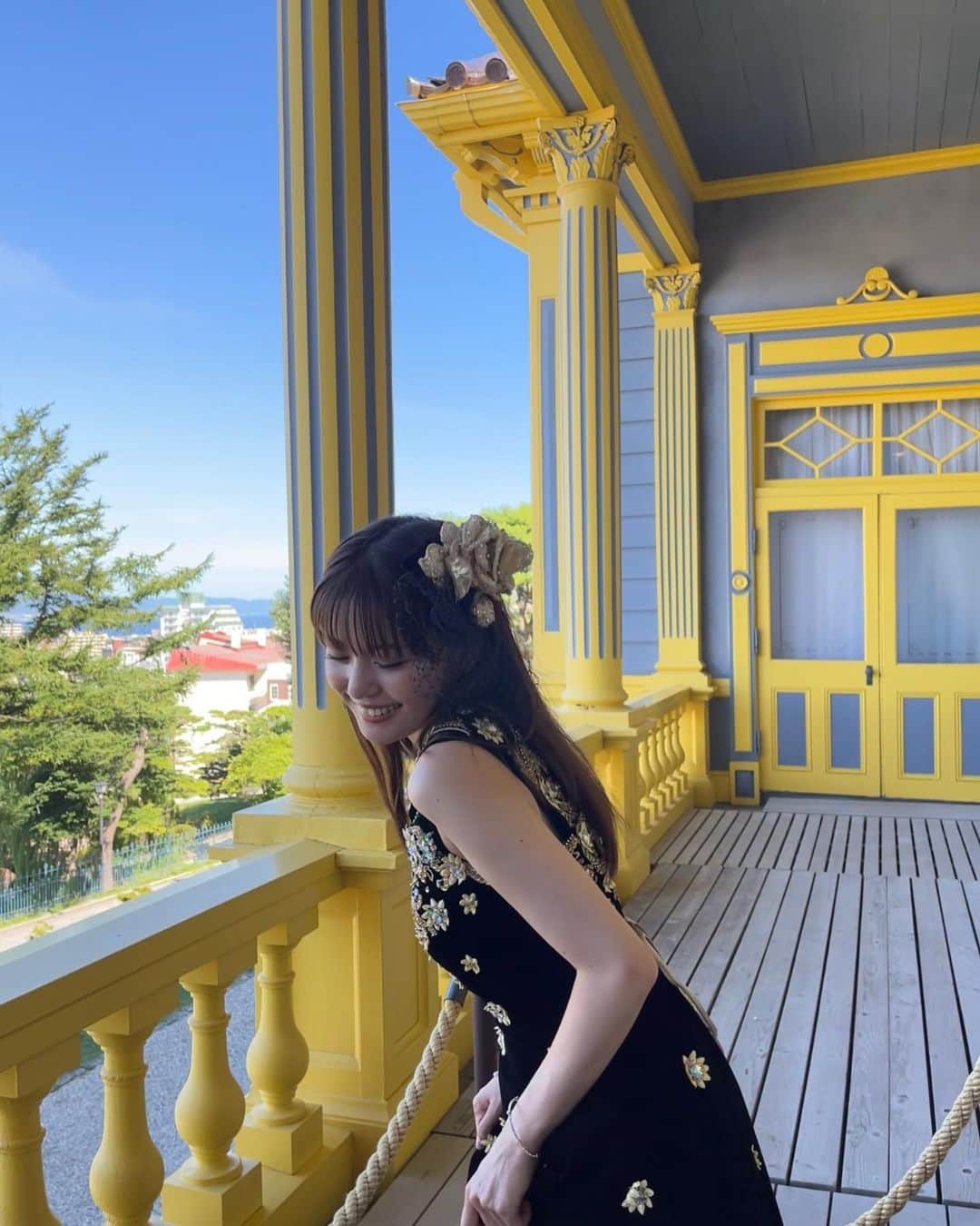 横島ふうかさんのインスタグラム写真 - (横島ふうかInstagram)「旧函館公会堂にいってきました🏰  重要文化財にも指定されている 明治時代からの 歴史のある建物です！  青と黄色のレトロな建物は とても鮮やかで、まるで 海外旅行にきたかのようでした🧳🤍  ドレスをレンタルし、 明治時代にタイムスリップしたキモチで見学させていただきました😌  #函館観光 #函館  #函館旅行  #函館市  #旧函館区公会堂  #ハイカラ衣装館  #北海道旅行 #ドレス #重要文化財」8月18日 15時42分 - fuka_yokoshima