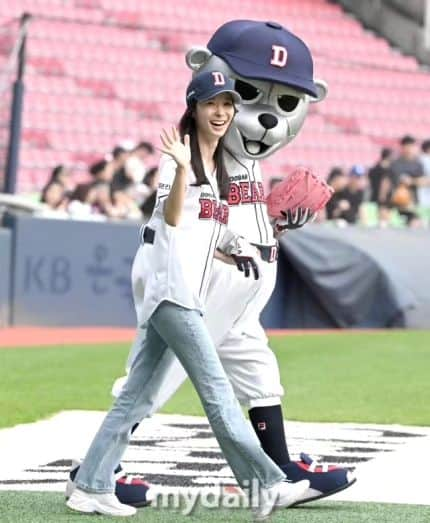 ハン・スヨンのインスタグラム：「제 78주년 #광복절 에 #두산베어스 🐻⚾️ 대 #KT위즈 홈경기에 초대해주셔서 너무 영광이었습니다.🩷 #생애첫시구 #생애첫야구관람 #철웅이 🧸🧢 #잠실야구장 #한수연」