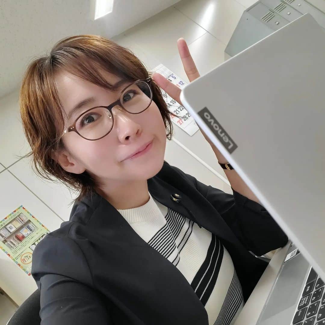 水野友貴のインスタグラム：「今日は朝から県庁にて代表質問に向けた勉強会です。新しいことを提案したり、複数部署にまたがる案件の質疑をすると「それはうちの部署じゃない」議論が巻き起こるので、必ずヒートアップするわけで。。。 控え室ではこんな笑顔でも色々思うところはある日々です。  #千葉県議会議員 #水野ゆうき  #千葉県議会」