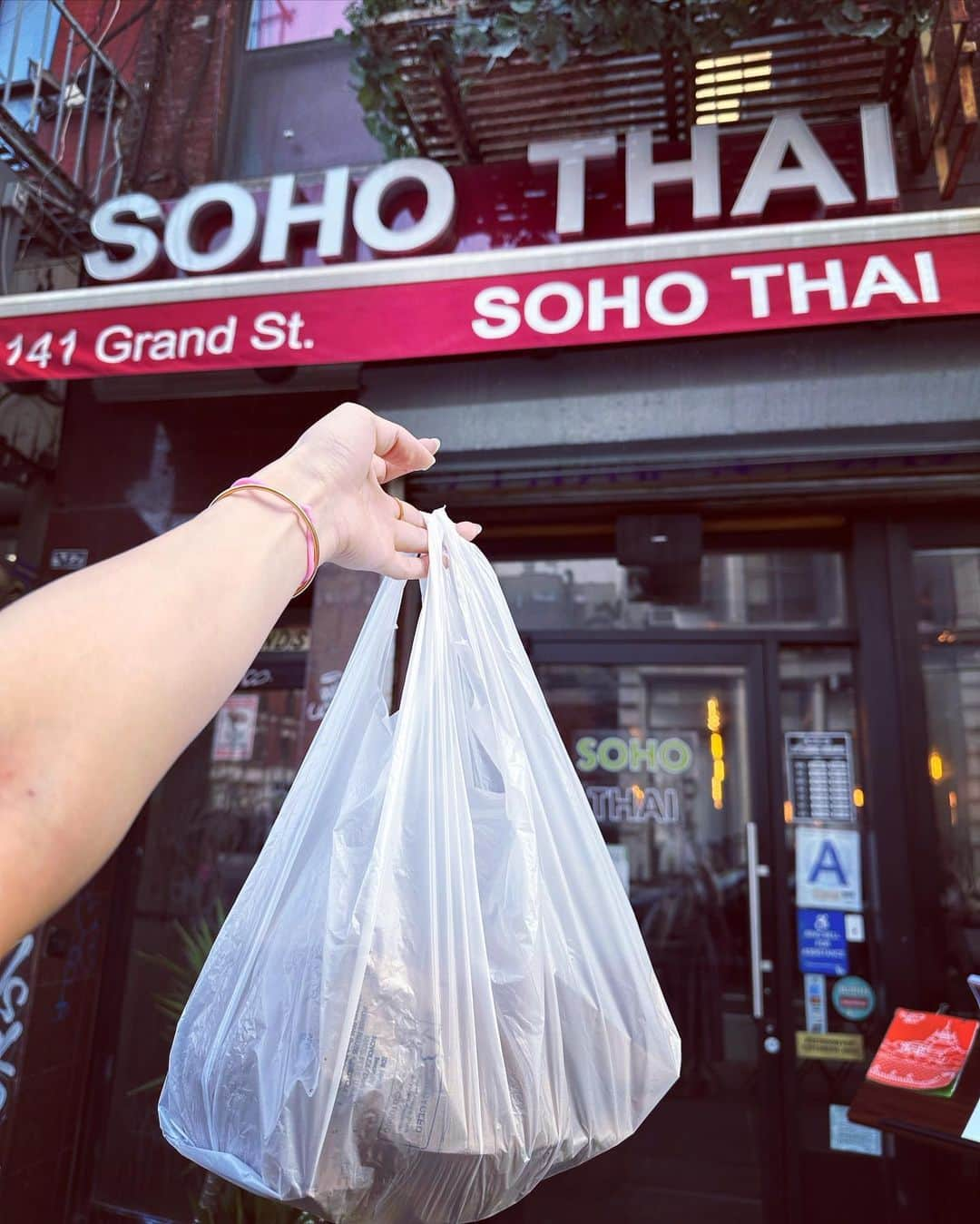 西脇綾香さんのインスタグラム写真 - (西脇綾香Instagram)「🗽 New Yorkで歩き疲れて（爆買いしすぎ🤗）Chinatownで足つぼ行ったよ その日ごはん食べてなくてペゴッパすぎて、もんでもらいながらパッタイ食べたよ。優しいオーナーさんだね。 NewYork最高っ🫶🏻  #rk802  #NextToYou」8月18日 15時54分 - a_chan.prfm_p000001