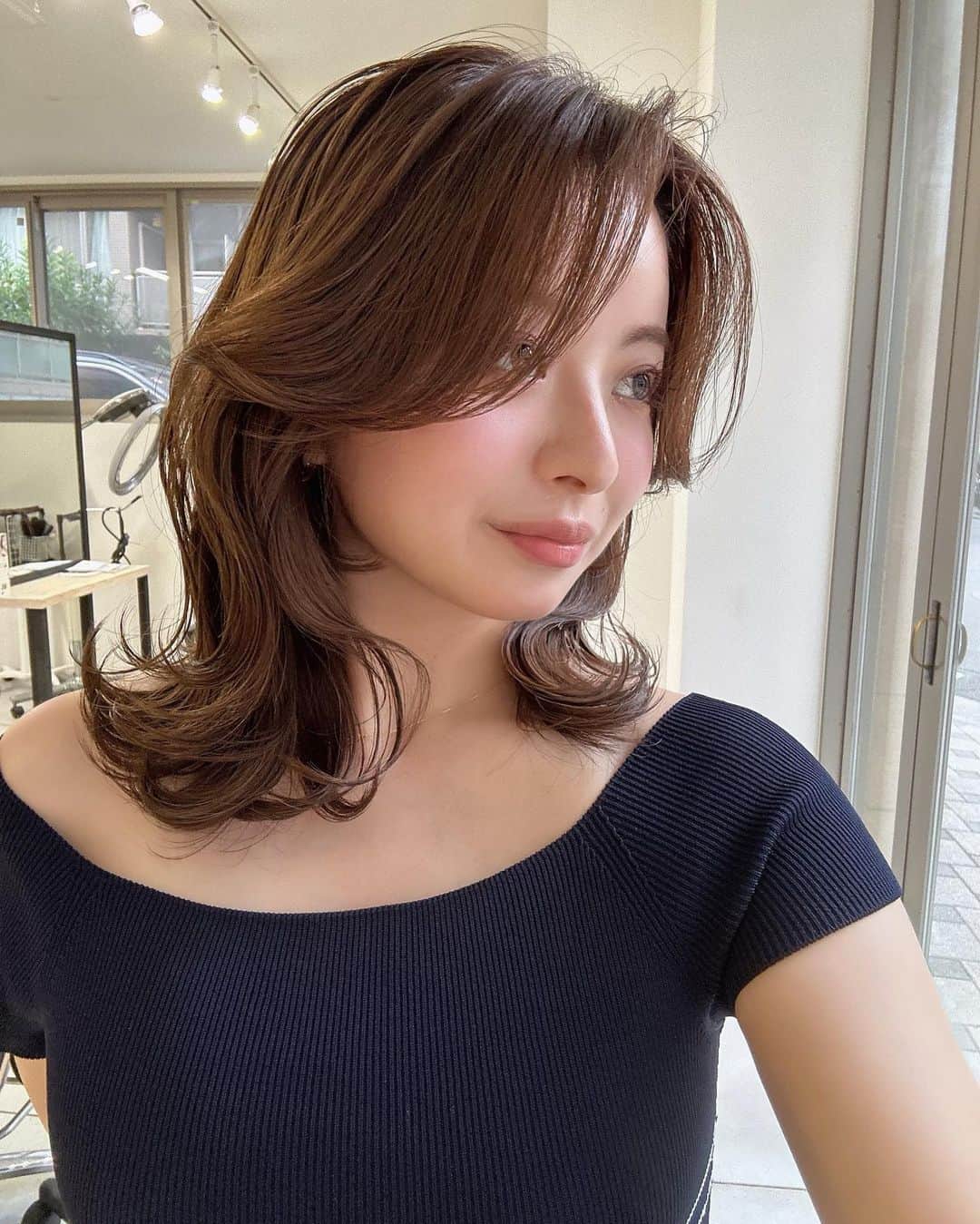田中優衣のインスタグラム：「記念日ディナーは 綺麗にしようっと思って直前に トリートメントへ♡  無意識に髪を触りたくなってしまう サラトロにしてくださりました😊 頭ポンポンいつでもしていいよ！ @asahi.akamee さんいつも ありがとうございます！  #アカトリ#髪質改善#トリートメント#美髪チャージ#AKAMEE」