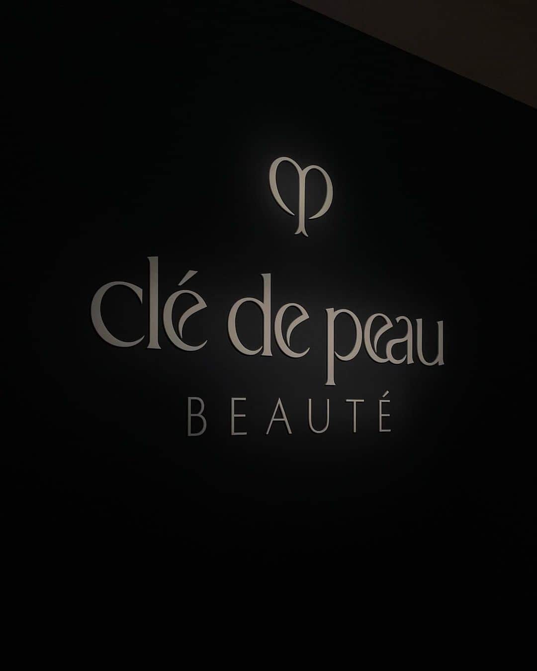 中瀬古ゆきなさんのインスタグラム写真 - (中瀬古ゆきなInstagram)「Clé de Peau Beauté.  誕生から10 周年を迎える美容液 「ル・セラム」のPOPUPイベント 『輝きの原点にもどる鍵』にお邪魔しました。  会場のナレーションを聞きながら 体験を進んでいく中で自分と向き合うことができ 自信が湧いてくるようなイベント。  クレ・ド・ポー ボーテが40年以上も 肌細胞研究をしていることや、 Unicefと力を合わせて少女の教育を サポートしていることを知り、 ブランドの内面的な美しさも感じました。  実際にル・セラムも体験させていただきましたが、 肌が潤いで満ちて使い心地の良さに感激でした。  『輝きの原点にもどる鍵』 ヨドバシJ6 ビル(渋谷区神宮前6-35-6) 2023年8 月18 日（金）〜8 月27 日（日） ※事前予約制  #クレドポーボーテ #ルセラム #細胞からはじまる輝き #pr」8月18日 15時50分 - yuch1129