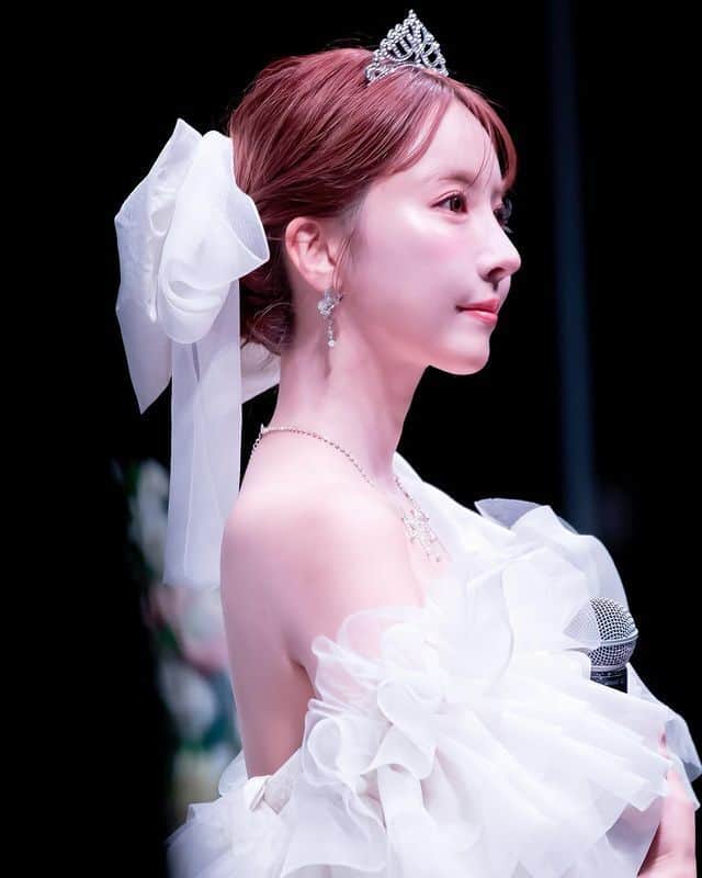 プレ花嫁の結婚式準備サイト farny 【ファーニー】のインスタグラム：「@farny_weddingをフォローして #プラコレ #美花嫁図鑑 を付けて投稿してください⡱ . ‥‥‥‥‥‥‥‥‥‥‥‥‥‥ Today's wedding photo from... @yua_mikami さん⚐* . 三上悠亜さんがイベントで ウェディングドレス姿を披露されました🤍  ふわふわのチュールドレスが とても素敵ですよね✨  ぜひチェックしてみてください👀 . ‥‥‥‥‥‥‥‥‥‥‥‥‥‥ . \\花嫁ライター募集中// @farny_wedding のDMに ”farny花嫁ライター希望”とお送りください✈︎✉︎ . \\花嫁アプリ // プロのアドバイザーに結婚式の相談を何度でも ウェディングドレスの記事や、 自分のウェディングレポを残せちゃう♡” . >>>TOPのURLからcheck ⋈ @placole_dressy >>>結婚のご相談は プラコレウェディングアドバイザーへ♡ @wedding_adviser >>>ウェディングレポを残したいなら、 farny by プラコレをcheck ✎ @farny_wedding >>>ウェディングアイデア＆DIYは ドレシーアイデアcheck ❁ @dressy_idea >>>素敵なドレスに出会いたい花嫁さま♡ @dressyonline_をcheck >>>お洒落で可愛いパパママ婚やフォトは @dressy.baby をcheck ∴ >>>鎌倉にOPEN”お花とドレスと紅茶のカフェ” @dressyroom_teaをcheck𓌉𓇋 . ‥‥‥‥‥‥‥‥‥‥‥‥‥‥ #プレ花嫁 #卒花嫁 #結婚準備 #結婚式 #結婚式場 #当日レポ #撮影指示書 #weddingtbt #weddingdress #ウェディングドレス #ウェディングフォト #ブライダルフェア #farnyレポ #美花嫁図鑑 #2023秋婚 #2023冬婚 #2023春婚 #2023夏婚 #mydress #동행플래너 #三上悠亜」