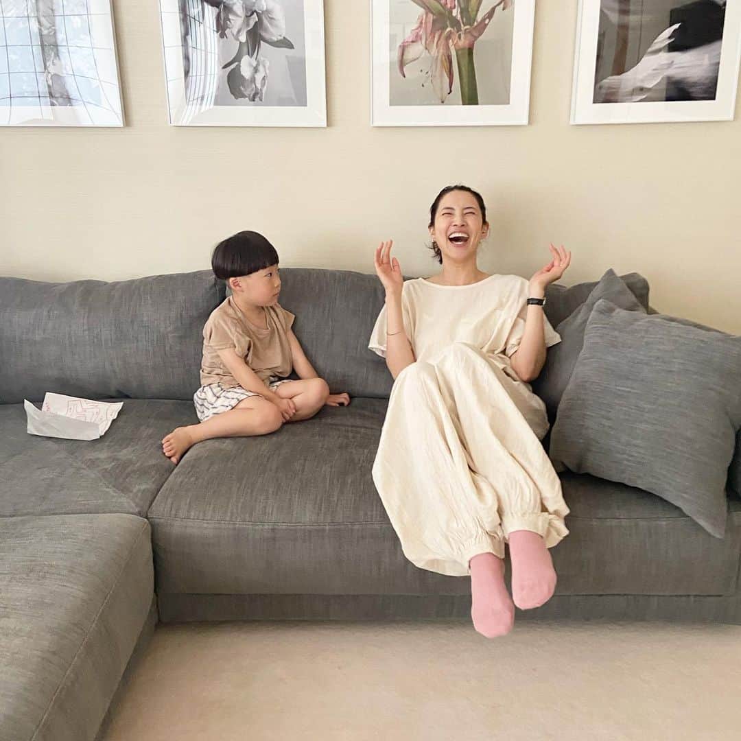 渡辺有子のインスタグラム：「はまじが息子くんと遊びにきてくれた☺️ お昼、子どもたちには焼売。大人は豚肉の甘味噌と薬味をたっぷり包む春餅を用意。なにしろ、子どもたち野菜嫌い偏食なもので…彩り少なめ😭  偏食のことや、男児ならではの子育てのこと、これからの成長…などなど、話しが尽きなかった。笑顔で明るいはまじの子どもへの接し方にも、学ぶことたくさんだったなぁ。 息子もはまじの笑顔にメロメロ😍  @hamaji_0912」