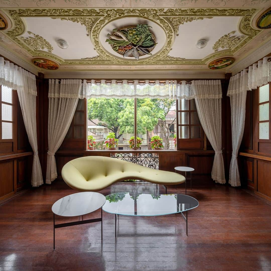 B&B Italiaのインスタグラム：「The epitome of luxury. Inspired by the form of a soybean, Eda-Mame daybed exudes sophistication and charm. Lounge in absolute opulence on its inviting surface, appreciating the meticulous attention to detail that makes it a true work of art.  @pierolissoni @bebitaliamanila  Ph Studio Synthesis Video Sean Amador  #bebitalia #design #Manila #Philippines」