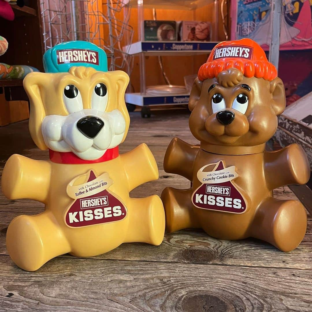 kiarrysのインスタグラム：「Vintage Hershey’s Kisses Dog & Bear Bank Nee in Today.」