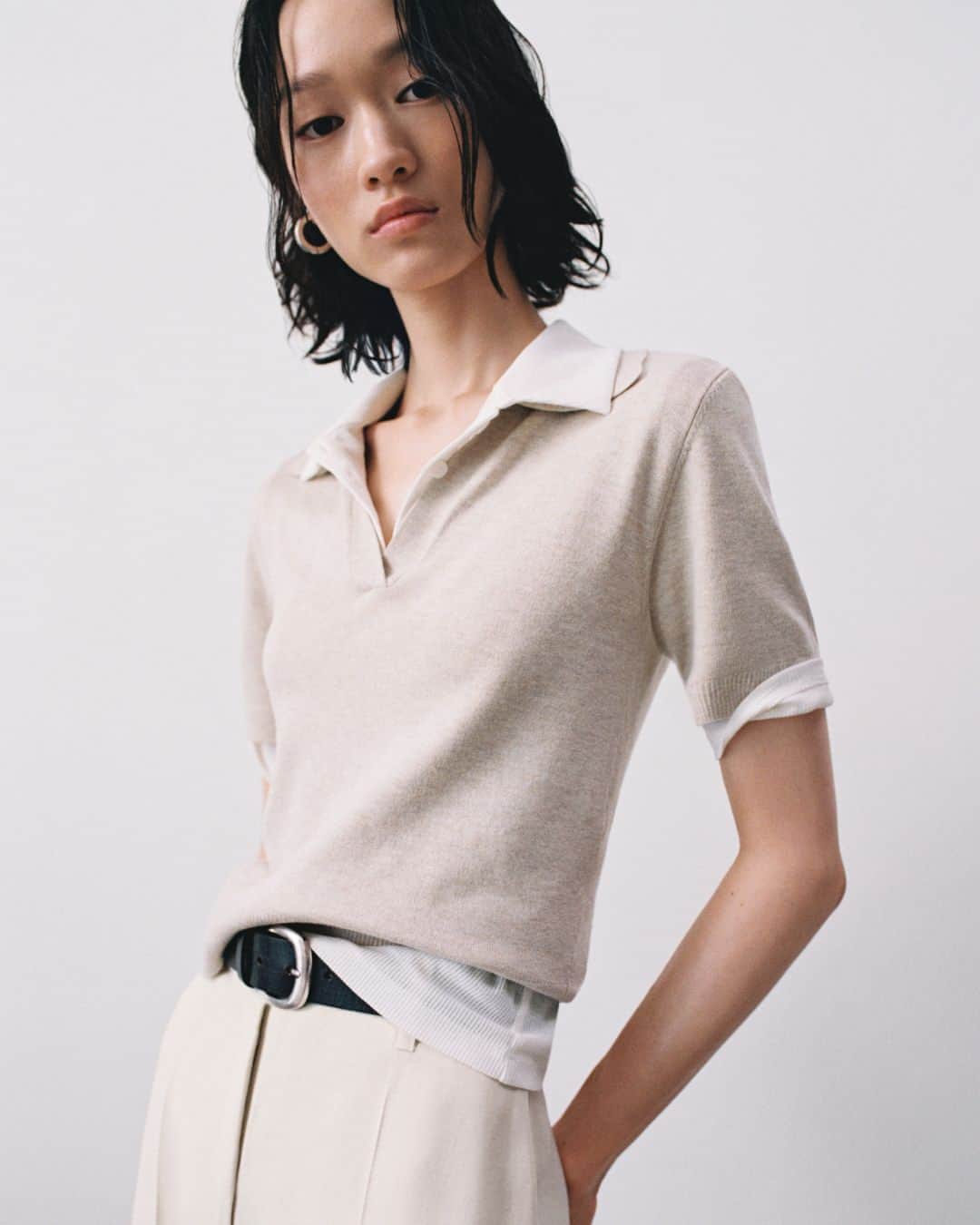 MANGOのインスタグラム：「Simple looks take on dimension with oversized fits and edgy styling ✨ ⁣ Check out our latest arrivals, at mango.com. ⁣ Trousers: 57023805 ⁣ #MangoWoman」