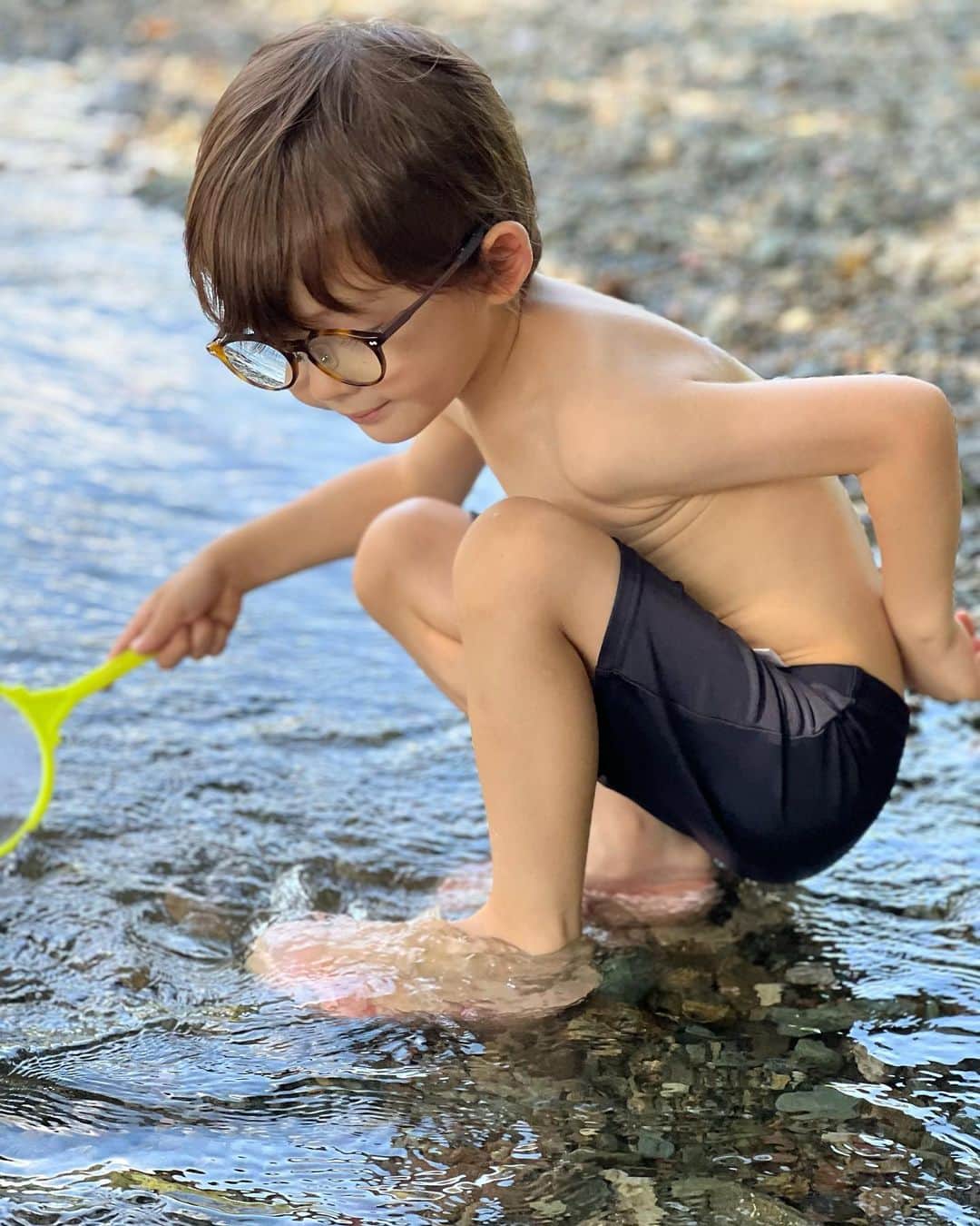 ウィリアムのインスタグラム：「🩵  今日も川に遊びに行きました 夏休み最後の川💦💦  川魚は動きがすごく速くて 捕まえられず、小魚とおたまじゃくしとタニシを捕まえました🤣  楽しい夏休みだったな🌻 明日からは都内に戻ります👍🏻  #川遊び #ウィリアム #男の子ベビー #ハーフキッズ #キッズモデル #モニターモデル #男の子 #男の子ママ #姉弟 #男の子コーデ #babyboy #遠視キッズ #弱視 #弱視遠視 #ウィリー #instababy #ベビフル #子ども服 #プチプラコーデ #ママノワ #ママカメラ #親バカ部  #4歳キッズ  #こどものいる暮らし」