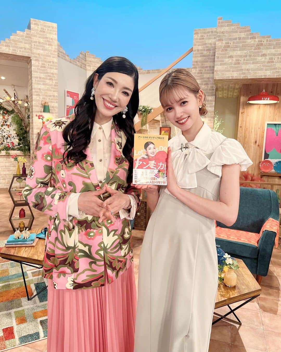 愛花のインスタグラム：「お知らせです！  今夜22時〜　#NHKなれそめ　に出演致します！ 淳子さんとひとみさんの幸せな空気が伝わってきてとっても胸があたたかくなりました☺️  そしてご一緒したアンミカさんから素敵な贈り物をいただきました！！勇気がもらえる一冊でした！😆✌️💛☺️  ぜひ番組チェックしてください！」