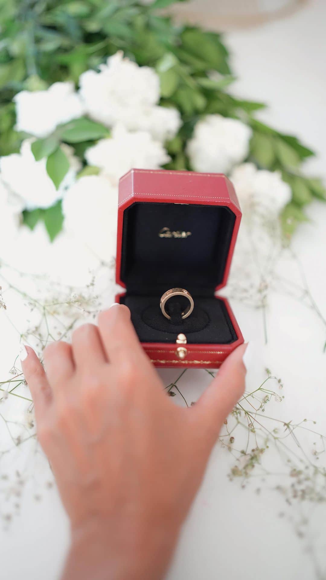 Aakriti Ranaのインスタグラム：「Rohan surprised me with this ring while proposing but this cutie didn’t get the size right. However i recently found a quick little hack to fix that. These spiral silicon tighteners come in different sizes and for both gold and silver rings. This is just a temporary hack though before you find a permanent solution 😬   Let me know if you need the link ❤️  #aakritirana #hack #proposal #ring #hacks #amazonfinds #reelsinstagram #engagementring #reelsindia」