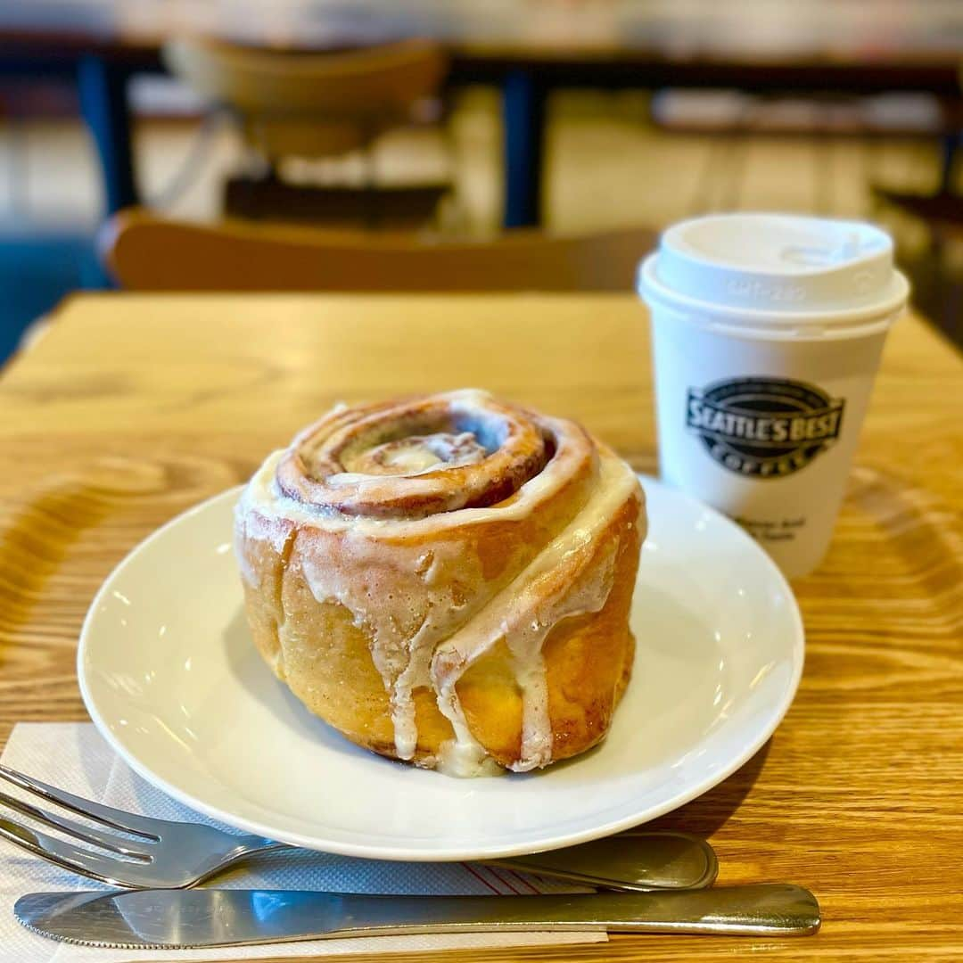 結城さなえさんのインスタグラム写真 - (結城さなえInstagram)「シナボンクラシック @cinnabon_japan   夏の連日の撮影も一旦落ち着いたので、オーディション帰りにご褒美♡ あぁっこれこれ、シナモンとフロスティングのハーモニー✨ アイスコーヒーとの組み合わせ、最高！幸せ〜。  がしかし！自分でも衝撃だったのですが、、一番内側の一番美味しいクルクルのところに到達する前にフォークがストップ！ この私が、、食べきれなかった〜😭昔なら無理矢理でも食べてたのに（笑） いやいや、ようやく体が適量を覚えたようです。良きことなり。  でも大丈夫！ お持ち帰りボックスに入れてもらい、ちゃんと持って帰りました🩵あとで美味しくいただきますね。  ごちそうさまでした！  #シナボン　#cinnabon  #シナボンクラシック #スイーツ　#カフェ #六本木 #ご褒美　すぐ食べがち #sweets #roppongi  #cafe #cinnamonrolls  #tokyo」8月18日 16時10分 - yuukisanae