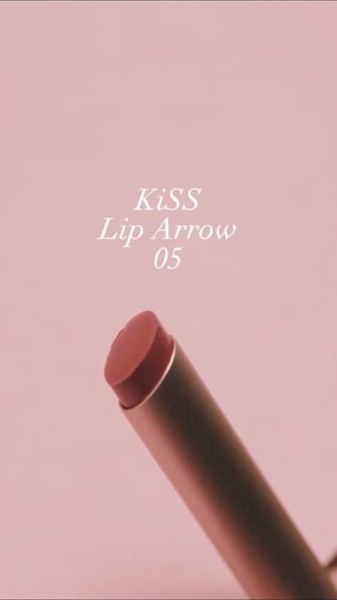 kiss コスメティクス（公式）のインスタグラム：「＼口角狙い撃ち🏹／ もっちり生ツヤが今っぽい レアグロウ仕上げの #リップアロー  「キス リップアロー」 全6色  ✔ 9/1 ロフト先行発売 ✔ 9/22 全国発売  こだわったのは ツヤでもマットでもない リアルな唇を思わせる生ツヤ感💫  なじんでもっちり&生っぽツヤで 上品なセンシュアルさが新しい  こっくりとしたリッチなつけ心地で 唇を包み込んだあと、ピタッとフィット。 なめらかな塗り心地＆折れにくい処方💄  しかも、こっくりとしたリッチなつけ心地で 唇を包み、ピタッとフィット！  美しい仕上がりが長時間続きます♪  #KiSS #KiSSコスメ #キスミー #リップアロー #コスメ #メイク #プチプラコスメ #今日のコスメ #コスメ大好き #本気コスメ #今日のメイク #美容 #コスメ好きさんと繋がりたい #コスメレポ #オフィスメイク #おすすめコスメ #新作コスメ」