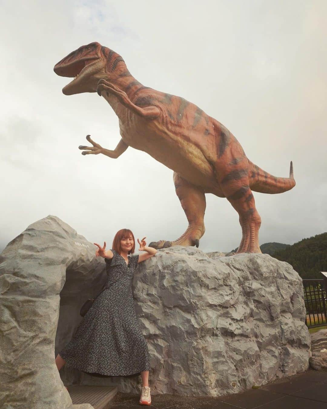 岩井七世のインスタグラム：「DINO-A-LIVE🦖 長かったはずの公演も残り2日、134公演が終了！  毎公演、終わった瞬間しあわせな気持ちになってつい声にだしたくなる。「あぁ楽しかったー！」ってニコニコで楽屋に帰ってくる。  同じ役を演じる３人のキャストがみんなそろってそうなっていて、見ている時もなんかうれしいです。  明日も新しい気持ちで 遊び尽くします。  恐竜って大好き！！！ 演劇も！大好き！  #dinoalive #dinosaur  #ディノアライブ #恐竜 #フクイラプトル #勝山 #福井県立恐竜博物館  #ジュラシックガール」