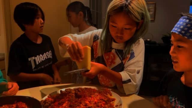 journaleatripのインスタグラム：「. .  tobikiri oishii ouchigohan  先日 友達とそのトモダチーズが遊びに来てくれて 夏休みの学校課題"パスタ研究" の一つとして"本"を見ながらミートソー🍝、そして手打ちパスタを作ってくれました。 レシピを音読しながらみんなで作る。  最後の味の決めて塩味は個々の差がありつつも 市販のイタリアン産麺と国産小麦で作った手打ち麺の比較をしながら綺麗に平らげる。  あー楽しかった！ そしてその様子を 友達が編集までしてくれて送ってくれるなんて 細切れにしかupできなかったけど有難う！！  🎥♪@uggytokyo   毎日のように方々から本をみて作った  料理の写真や感想文が送られてきて、 あまり休みがない今年の私の夏は 皆様のお陰様で 今までにないくらい楽しい嬉しい笑の 日々です。 本当に有難う、有難うございます。  明日はfish market @kumaume_official による、夏休みの "技"収穫！ ・簡単な魚の卸方！ (大人も吃驚) 低学年には ・切り身魚の切り方🔪からの漬けにして🍣を握るwsあります 気軽にご参加ください  詳しくは @eatripsoil  若干であれば飛び入りも可能です🐟🐠  #とびきりおいしいおうちごはん」