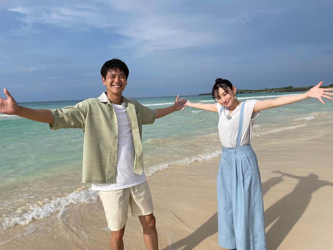 島袋寛子さんのインスタグラム写真 - (島袋寛子Instagram)「- 宮古島。  自然の美しさ、偉大さに 感動しました。 すごいバランスで成り立っている。  宮古島でお会いすることができた、 元宮古島市文化財保護審議会員の安谷屋昭さん。  宮古島市総合博物館学芸係の湯屋秀捷さん。  俳優の中山卓也さん。  そして、 ツアーガイドの原辰也さん。 写真がなかった😭 さぁ　原さんは何のツアーガイドさんでしょう？  いっぱい勉強になるお話を聞くことができ、宮古島の美しさの秘密を知ることができたように思います。  皆さん、丁寧にたくさんの質問に答えてくださり、驚きと喜びと好奇心を刺激され、とっても楽しかったです。 そして、優しかった。 本当にありがとうございました！  でも、まだまだ、たくさんの解明されていない神秘があるそう🤫  ぜひ、番組をご覧ください！  島袋は汗や海水で乱れぎみかもしれません。笑。 4k放送もあるそうで。 自分がこわい39。笑笑 モウマンタイです！  「にっぽん憧れの絶景！サンゴが生んだ宮古ブルー」 8月27日（日）13時～14時29分【NHKBSプレミアム　BS４K同時放送】  Special thanks  衣装協力 DAMAcollection nest Robe ROXY」8月18日 16時22分 - hiroko.shimabukuro