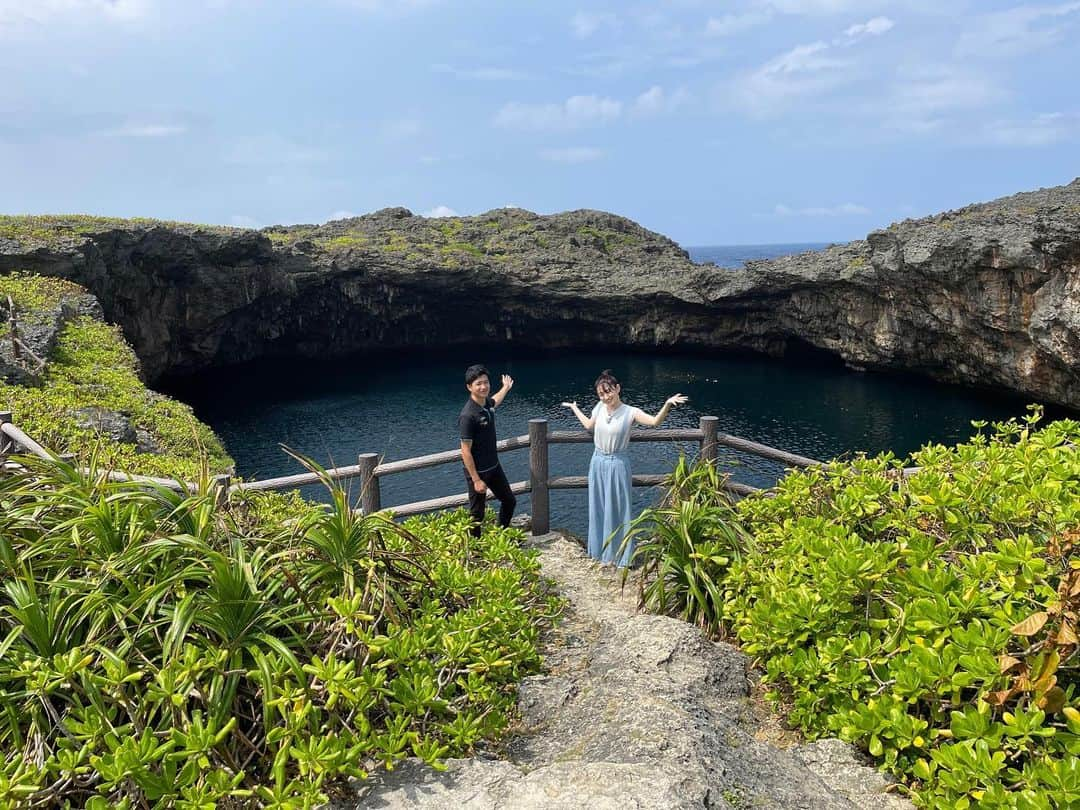 島袋寛子さんのインスタグラム写真 - (島袋寛子Instagram)「- 宮古島。  自然の美しさ、偉大さに 感動しました。 すごいバランスで成り立っている。  宮古島でお会いすることができた、 元宮古島市文化財保護審議会員の安谷屋昭さん。  宮古島市総合博物館学芸係の湯屋秀捷さん。  俳優の中山卓也さん。  そして、 ツアーガイドの原辰也さん。 写真がなかった😭 さぁ　原さんは何のツアーガイドさんでしょう？  いっぱい勉強になるお話を聞くことができ、宮古島の美しさの秘密を知ることができたように思います。  皆さん、丁寧にたくさんの質問に答えてくださり、驚きと喜びと好奇心を刺激され、とっても楽しかったです。 そして、優しかった。 本当にありがとうございました！  でも、まだまだ、たくさんの解明されていない神秘があるそう🤫  ぜひ、番組をご覧ください！  島袋は汗や海水で乱れぎみかもしれません。笑。 4k放送もあるそうで。 自分がこわい39。笑笑 モウマンタイです！  「にっぽん憧れの絶景！サンゴが生んだ宮古ブルー」 8月27日（日）13時～14時29分【NHKBSプレミアム　BS４K同時放送】  Special thanks  衣装協力 DAMAcollection nest Robe ROXY」8月18日 16時22分 - hiroko.shimabukuro