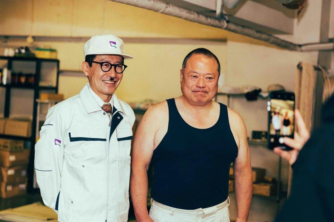 岩井ジョニ男さんのインスタグラム写真 - (岩井ジョニ男Instagram)「8月のジョニ男は働き方改革の真っ最中。ということで、今月はこれまでお会いした素敵なみなさんとの写真をお届けします。  19年11月神戸編「沢の鶴」にて  #岩井ジョニ男 #ジョニ男 #ジョニスタグラム #jonistagram #イワイガワ  #浅井企画  #幻の哀愁おじさん  #令和  #サラリーマン #キンマサタカ #師岡とおる #沢の鶴 #神戸 #whitecollarwork #ninetofiver #instagram  #instagood  #model #cool #cooljapanstamp」8月18日 16時14分 - iwaigawa_jonio_iwai