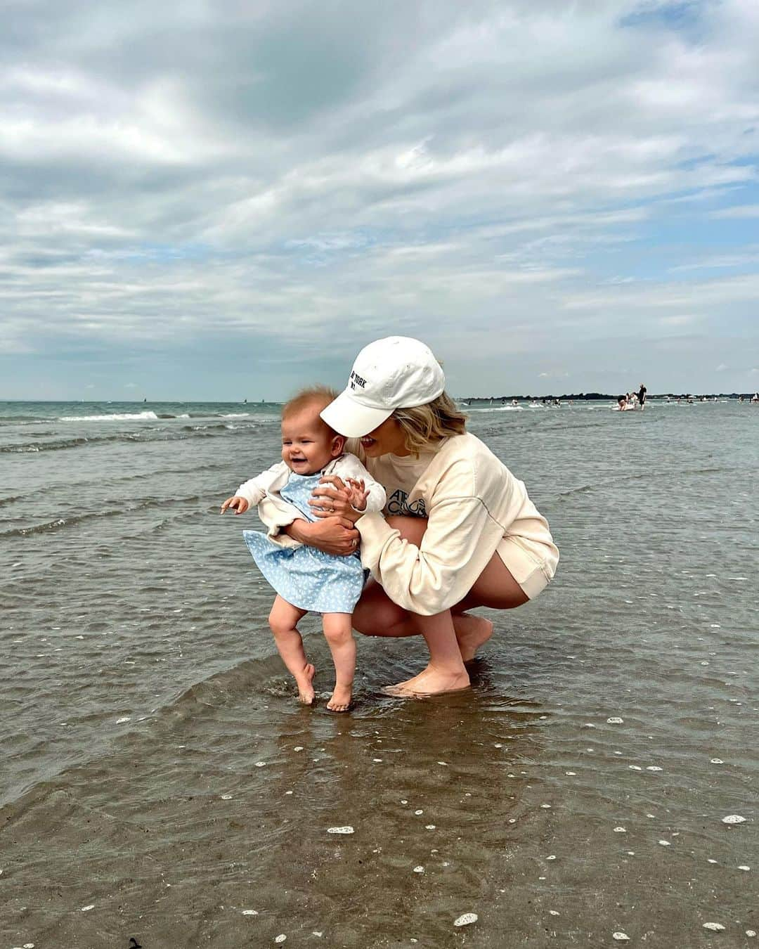 Mollie Kingさんのインスタグラム写真 - (Mollie KingInstagram)「Family holidays are good for the soul ❤️   1. Ocean gazing 2. Annabella’s toes in the sea for the first time 3. Refused her nap but gave us her first wave  4. Think she’s going to be a beach babe 5. Family time with @stuartbroad  6. Whose smile is this - mine or Stuart’s? 7. Off the beaten track 8. Girl time 9. Knew it wouldn’t be long until we saw him with bat and ball in hand again @stuartbroad」8月18日 16時16分 - mollieking