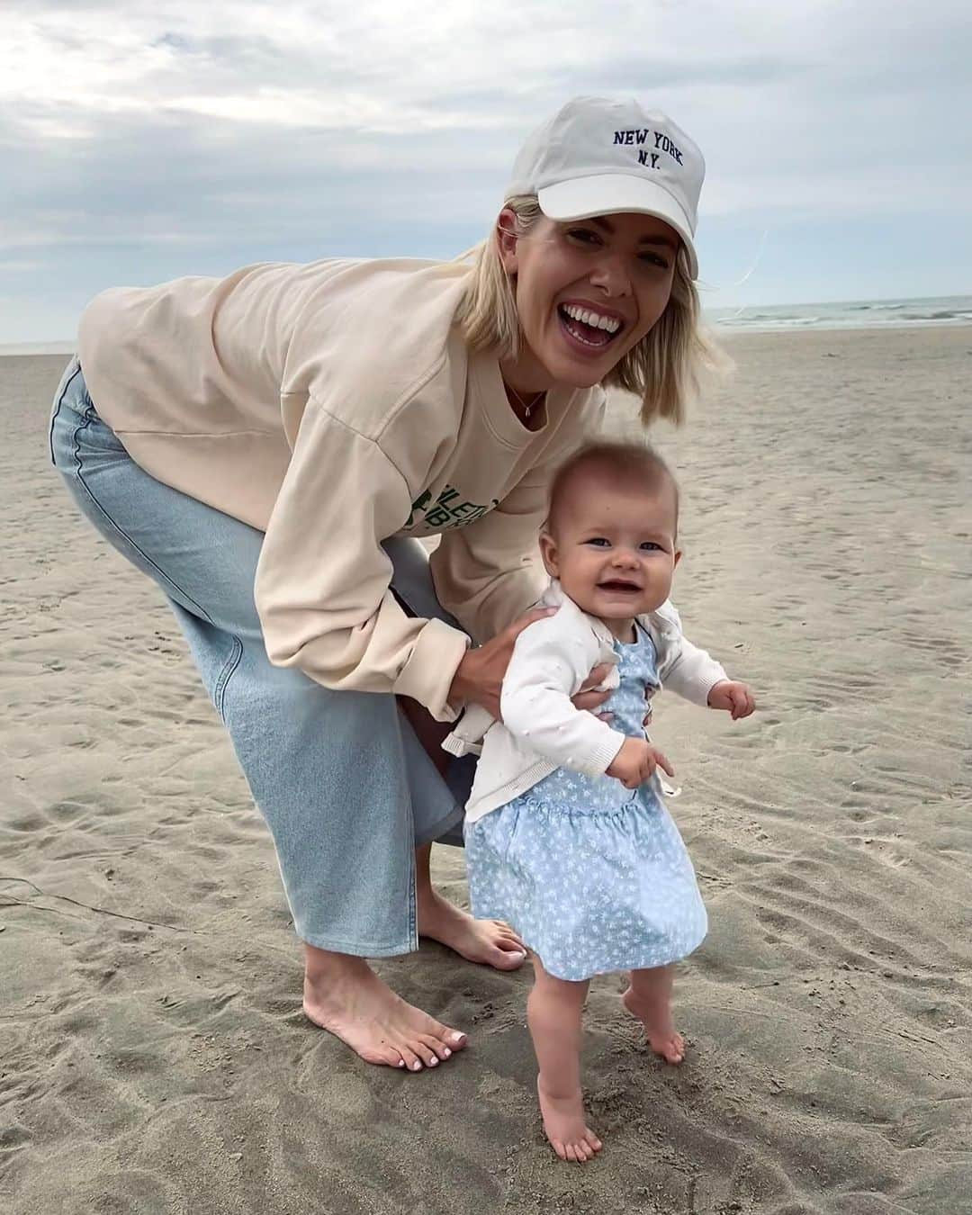 Mollie Kingさんのインスタグラム写真 - (Mollie KingInstagram)「Family holidays are good for the soul ❤️   1. Ocean gazing 2. Annabella’s toes in the sea for the first time 3. Refused her nap but gave us her first wave  4. Think she’s going to be a beach babe 5. Family time with @stuartbroad  6. Whose smile is this - mine or Stuart’s? 7. Off the beaten track 8. Girl time 9. Knew it wouldn’t be long until we saw him with bat and ball in hand again @stuartbroad」8月18日 16時16分 - mollieking