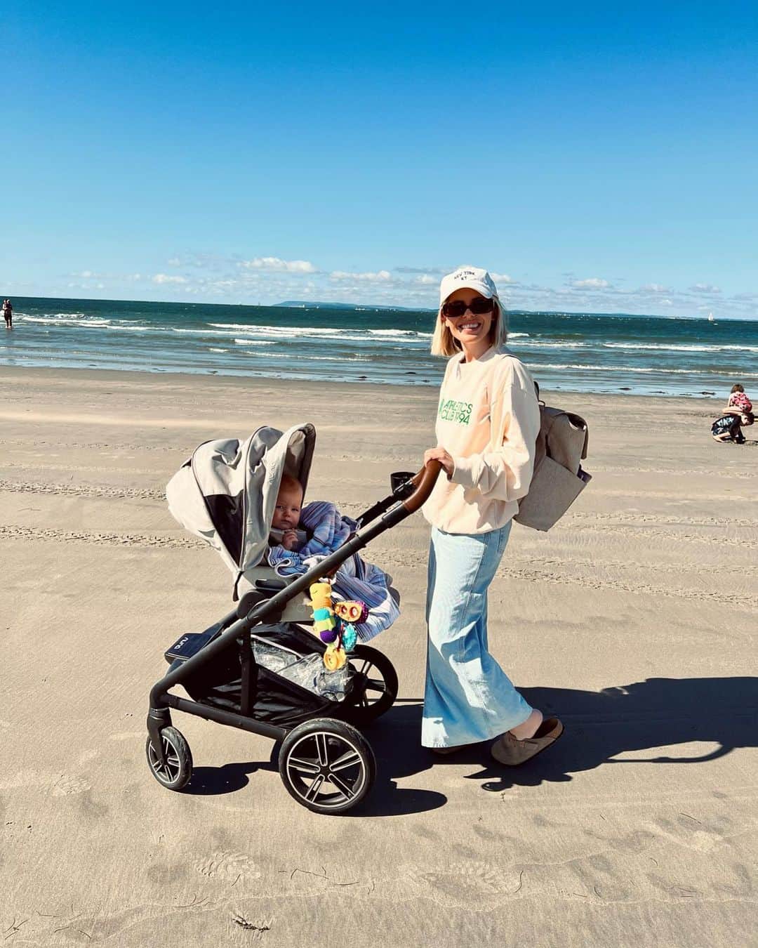 Mollie Kingさんのインスタグラム写真 - (Mollie KingInstagram)「Family holidays are good for the soul ❤️   1. Ocean gazing 2. Annabella’s toes in the sea for the first time 3. Refused her nap but gave us her first wave  4. Think she’s going to be a beach babe 5. Family time with @stuartbroad  6. Whose smile is this - mine or Stuart’s? 7. Off the beaten track 8. Girl time 9. Knew it wouldn’t be long until we saw him with bat and ball in hand again @stuartbroad」8月18日 16時16分 - mollieking
