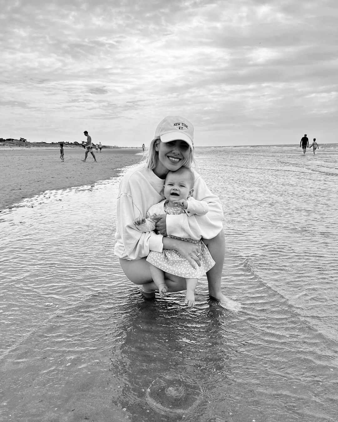 Mollie Kingさんのインスタグラム写真 - (Mollie KingInstagram)「Family holidays are good for the soul ❤️   1. Ocean gazing 2. Annabella’s toes in the sea for the first time 3. Refused her nap but gave us her first wave  4. Think she’s going to be a beach babe 5. Family time with @stuartbroad  6. Whose smile is this - mine or Stuart’s? 7. Off the beaten track 8. Girl time 9. Knew it wouldn’t be long until we saw him with bat and ball in hand again @stuartbroad」8月18日 16時16分 - mollieking