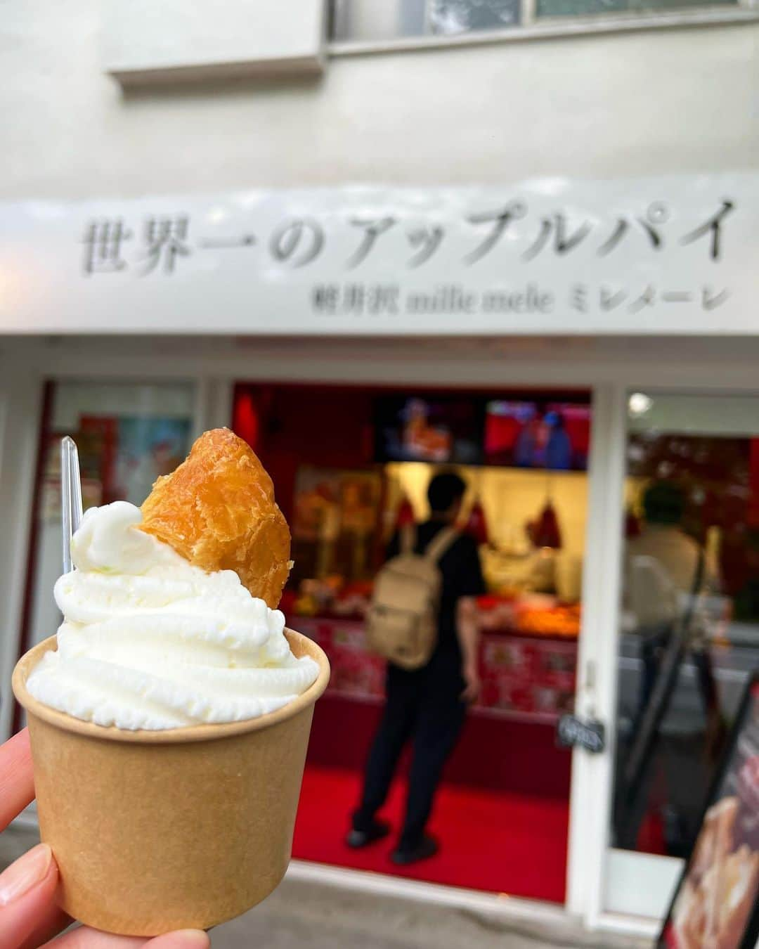 ほのかさんのインスタグラム写真 - (ほのかInstagram)「🌳🏍️💭☀️  バイクのインストラクターさんに、 秘密の特訓をしてもらった🩷🤭 前日に初めての立ちゴケをしてしまい、 精神的にも体力的にもとっても凹んでたのだけど… 翌日にさらに走って、もっとバイクを好きになった🫶  しばらく疲労で倒れてたけど、もう乗りたい！！😑 早く秋がこないかな〜🍂💕  今日は早めにクリスマスソングでも聴こう🎅🏻  #峠 #初心者 #立ちゴケ #峠の釜めし  #碓氷峠 #頭文字d  #bike #バイク #バイク女子  #kawasaki #エストレヤ  #cb1000r #ducati #ss  #夏の大冒険2023」8月18日 16時18分 - honokaaa1202