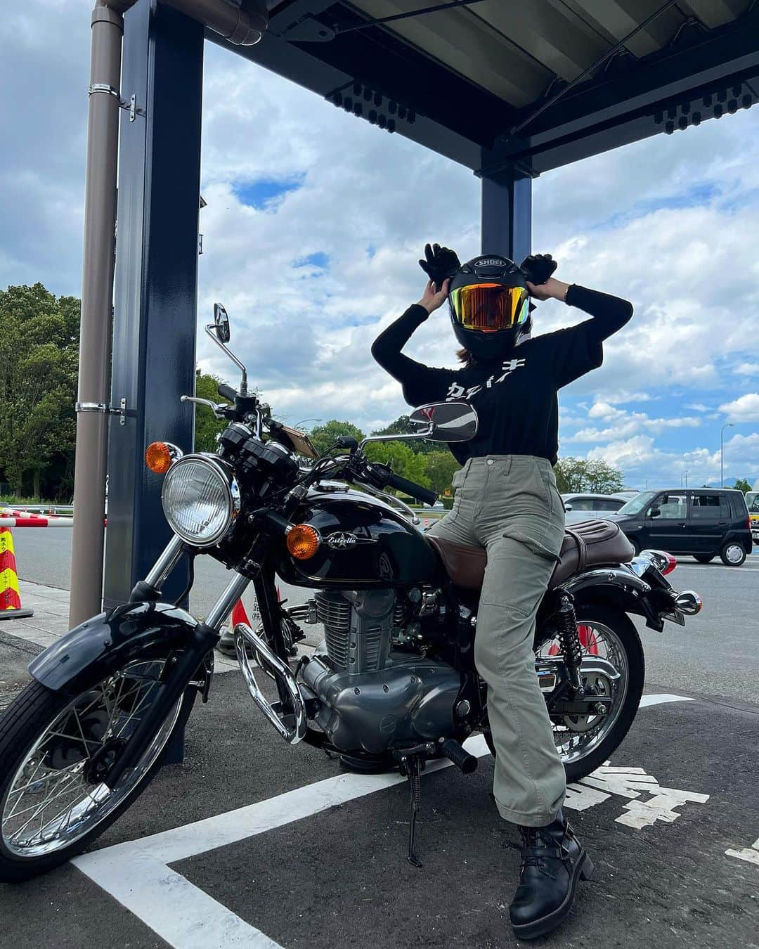 ほのかさんのインスタグラム写真 - (ほのかInstagram)「🌳🏍️💭☀️  バイクのインストラクターさんに、 秘密の特訓をしてもらった🩷🤭 前日に初めての立ちゴケをしてしまい、 精神的にも体力的にもとっても凹んでたのだけど… 翌日にさらに走って、もっとバイクを好きになった🫶  しばらく疲労で倒れてたけど、もう乗りたい！！😑 早く秋がこないかな〜🍂💕  今日は早めにクリスマスソングでも聴こう🎅🏻  #峠 #初心者 #立ちゴケ #峠の釜めし  #碓氷峠 #頭文字d  #bike #バイク #バイク女子  #kawasaki #エストレヤ  #cb1000r #ducati #ss  #夏の大冒険2023」8月18日 16時18分 - honokaaa1202