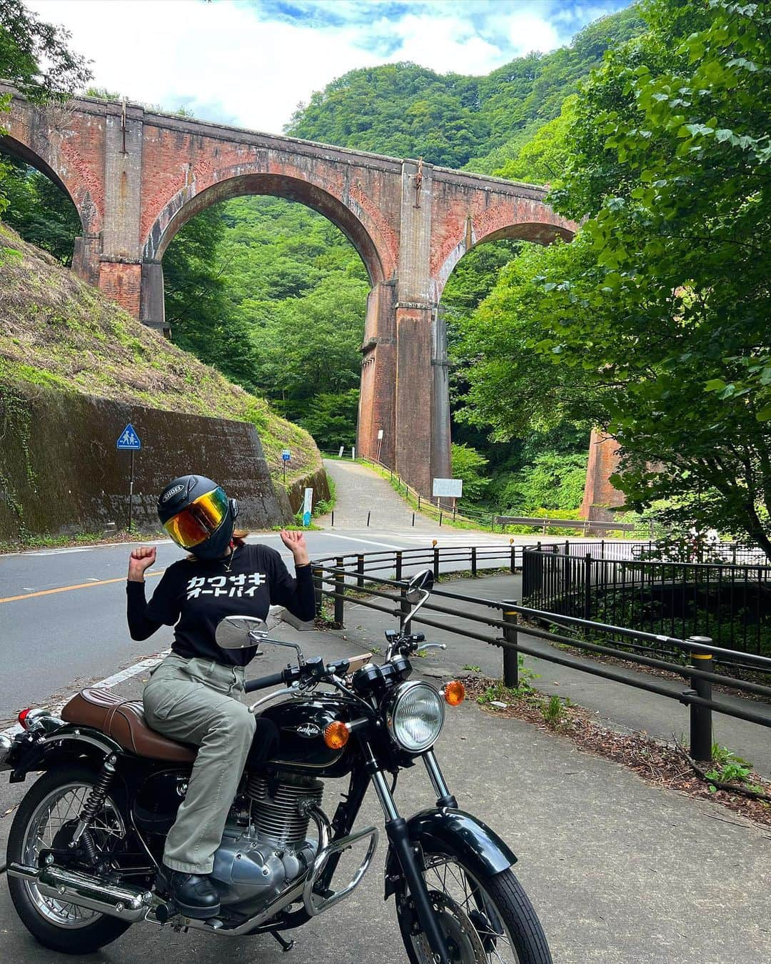 ほのかのインスタグラム：「🌳🏍️💭☀️  バイクのインストラクターさんに、 秘密の特訓をしてもらった🩷🤭 前日に初めての立ちゴケをしてしまい、 精神的にも体力的にもとっても凹んでたのだけど… 翌日にさらに走って、もっとバイクを好きになった🫶  しばらく疲労で倒れてたけど、もう乗りたい！！😑 早く秋がこないかな〜🍂💕  今日は早めにクリスマスソングでも聴こう🎅🏻  #峠 #初心者 #立ちゴケ #峠の釜めし  #碓氷峠 #頭文字d  #bike #バイク #バイク女子  #kawasaki #エストレヤ  #cb1000r #ducati #ss  #夏の大冒険2023」