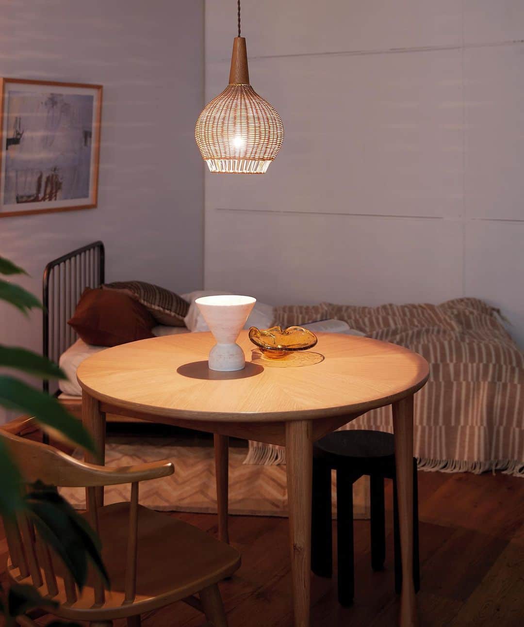 journal standard Furnitureさんのインスタグラム写真 - (journal standard FurnitureInstagram)「"LIGHTS IN YOUR ROOM" ⁡ 照明は、選ぶデザインや明るさ次第でお部屋の雰囲気がグッと変わるだけでなく 生活の必需品として重要なインテリアの一つ。 今月は人気の照明が続々と入荷して、バリエーション豊富に揃っています。 ⁡ ⁡ ■WICKER PENDANT LAMP ¥17,600 ⁡ ■WAVY FLOOR LAMP ¥33,000 ⁡ ■EUREKA TABLE LAMP ¥12,100 ⁡ ■HAMBLE ONE ¥19,800 ⁡ ------ #journalstandardFurniture #baycrews #acmefurniture #interior #furniture #livingroom #livingroomcoordinate #homedecor #interiorcoordinate #lamp #lightingdesign #floorlamp #desklamp #pendantlamp #lighting #lightingdesign」8月18日 21時30分 - js_furniture