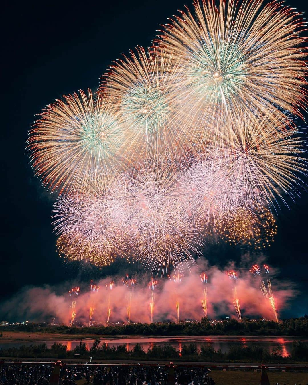 こんちゃんさんのインスタグラム写真 - (こんちゃんInstagram)「今年も長岡花火行ってきたー🎇 1枚目:今年の写真/2枚目:去年の写真  なんだけど、前の写真を超えれなかった悔しさ…。でも！今年も友達と花火見れて楽しかった🙆‍♂️ 1日目は軽バンをDIYして日本一周してる「軽バン生活」のふたりがスイカ貰ったとかで車内の冷蔵庫に入ってたからスイカ割り！めっちゃ久々にやったけど散々だった！三半規管弱すぎて、ぐるぐる回ってる段階で吐きそうだった🙄 はやとくんもあかねちゃんも関西人で面白くて、気づけば3日間遊んでた…！笑 また日本のどこかで会えるといいなあ。  2日目は「ともかほちゃんねる」のともやくんとかほちゃんと🎳！夫婦対抗で勝負したんだけど、うちはとんでもない爆弾(あーちゃん)抱えてて惨敗した…！笑 イオン屋上で4人と親で持ち寄ったお惣菜食べながら見た花火よかったなあぁ。ふたりともゆるくて雰囲気似てるから一緒にいて楽しい！(次は家泊まらせてもらう！)  そんな和気藹々とした長岡花火でした。 今夜のYouTubeは愛知→新潟の長岡まで下道縛りで1週間車中泊旅した動画の総集編🚐(ボツになった未公開映像付き) お盆が仕事や遊びで見れなかった方！これを機にぜひ一気見してくだされ〜！！！！ #とったび #長岡花火」8月18日 17時40分 - hiromasakondo