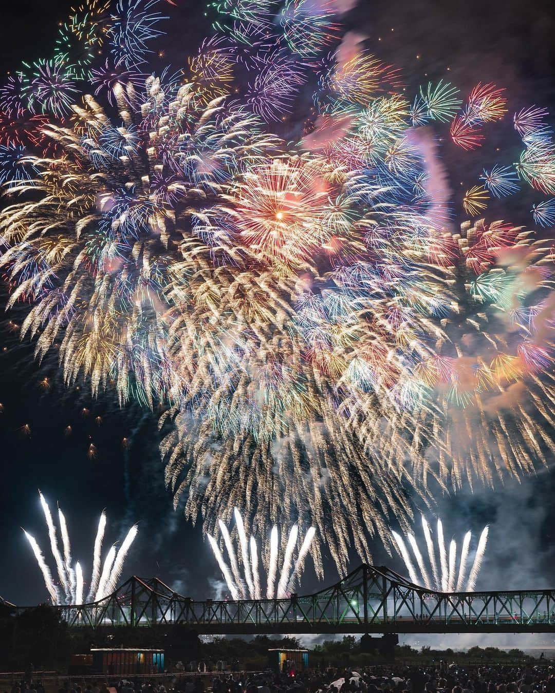 こんちゃんさんのインスタグラム写真 - (こんちゃんInstagram)「今年も長岡花火行ってきたー🎇 1枚目:今年の写真/2枚目:去年の写真  なんだけど、前の写真を超えれなかった悔しさ…。でも！今年も友達と花火見れて楽しかった🙆‍♂️ 1日目は軽バンをDIYして日本一周してる「軽バン生活」のふたりがスイカ貰ったとかで車内の冷蔵庫に入ってたからスイカ割り！めっちゃ久々にやったけど散々だった！三半規管弱すぎて、ぐるぐる回ってる段階で吐きそうだった🙄 はやとくんもあかねちゃんも関西人で面白くて、気づけば3日間遊んでた…！笑 また日本のどこかで会えるといいなあ。  2日目は「ともかほちゃんねる」のともやくんとかほちゃんと🎳！夫婦対抗で勝負したんだけど、うちはとんでもない爆弾(あーちゃん)抱えてて惨敗した…！笑 イオン屋上で4人と親で持ち寄ったお惣菜食べながら見た花火よかったなあぁ。ふたりともゆるくて雰囲気似てるから一緒にいて楽しい！(次は家泊まらせてもらう！)  そんな和気藹々とした長岡花火でした。 今夜のYouTubeは愛知→新潟の長岡まで下道縛りで1週間車中泊旅した動画の総集編🚐(ボツになった未公開映像付き) お盆が仕事や遊びで見れなかった方！これを機にぜひ一気見してくだされ〜！！！！ #とったび #長岡花火」8月18日 17時40分 - hiromasakondo