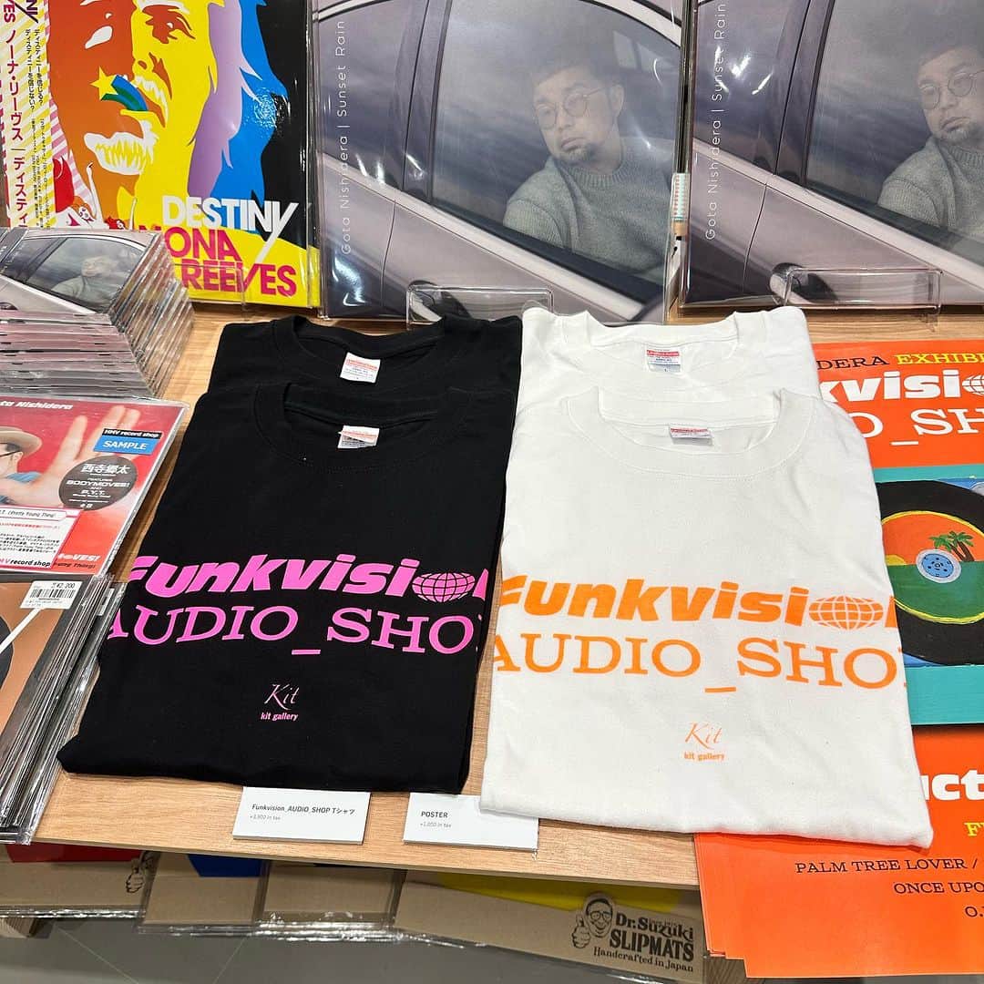 西寺郷太のインスタグラム：「在廊してます！Tシャツ入荷してます！人来てくれてマンモスうれぴー！機嫌良く待ってるで〜^ ^。」